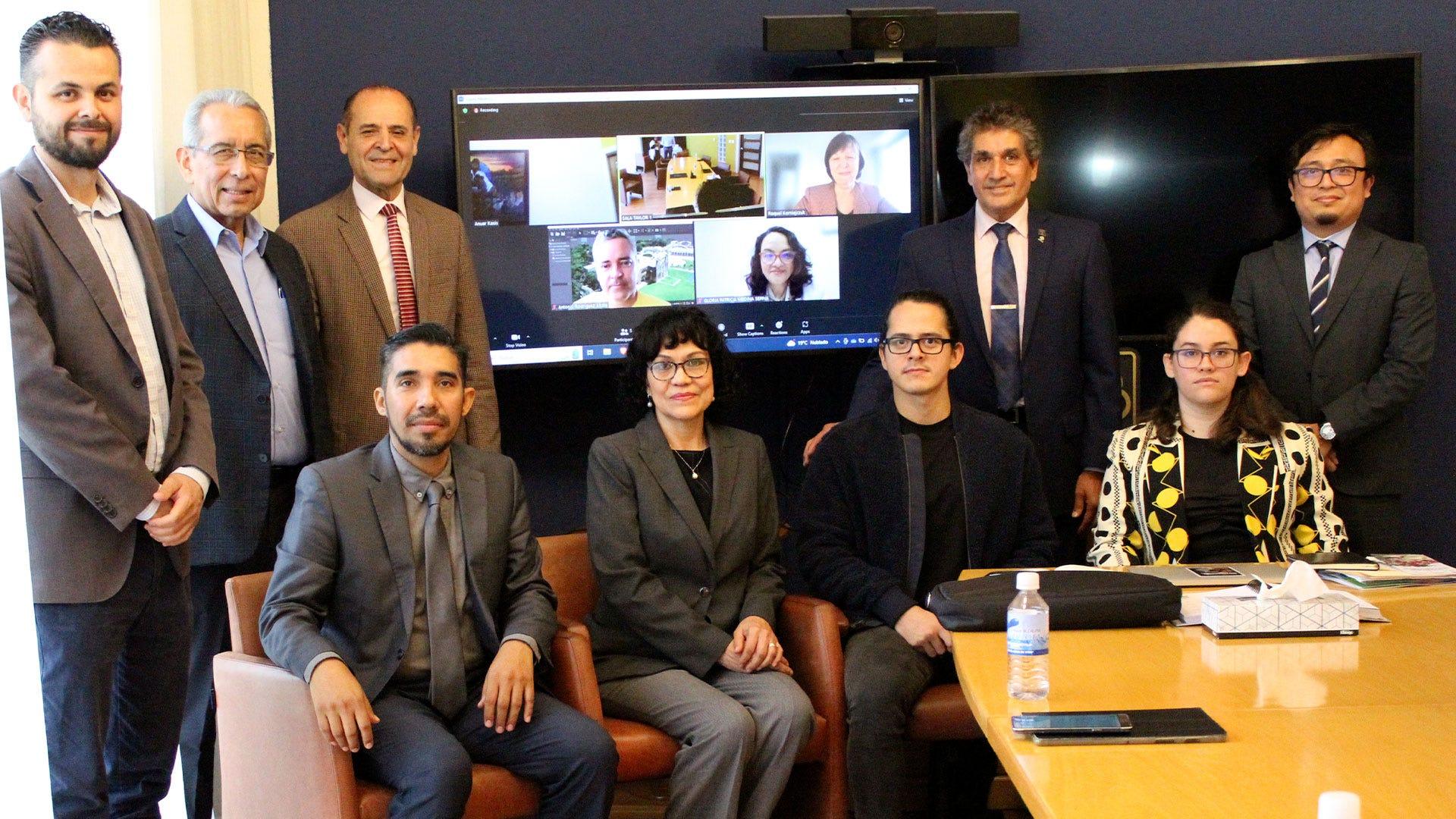 Representantes del comité evaluador junto a los empleados y administrativos de la UM. Fotografía por: Comunicación Institucional.