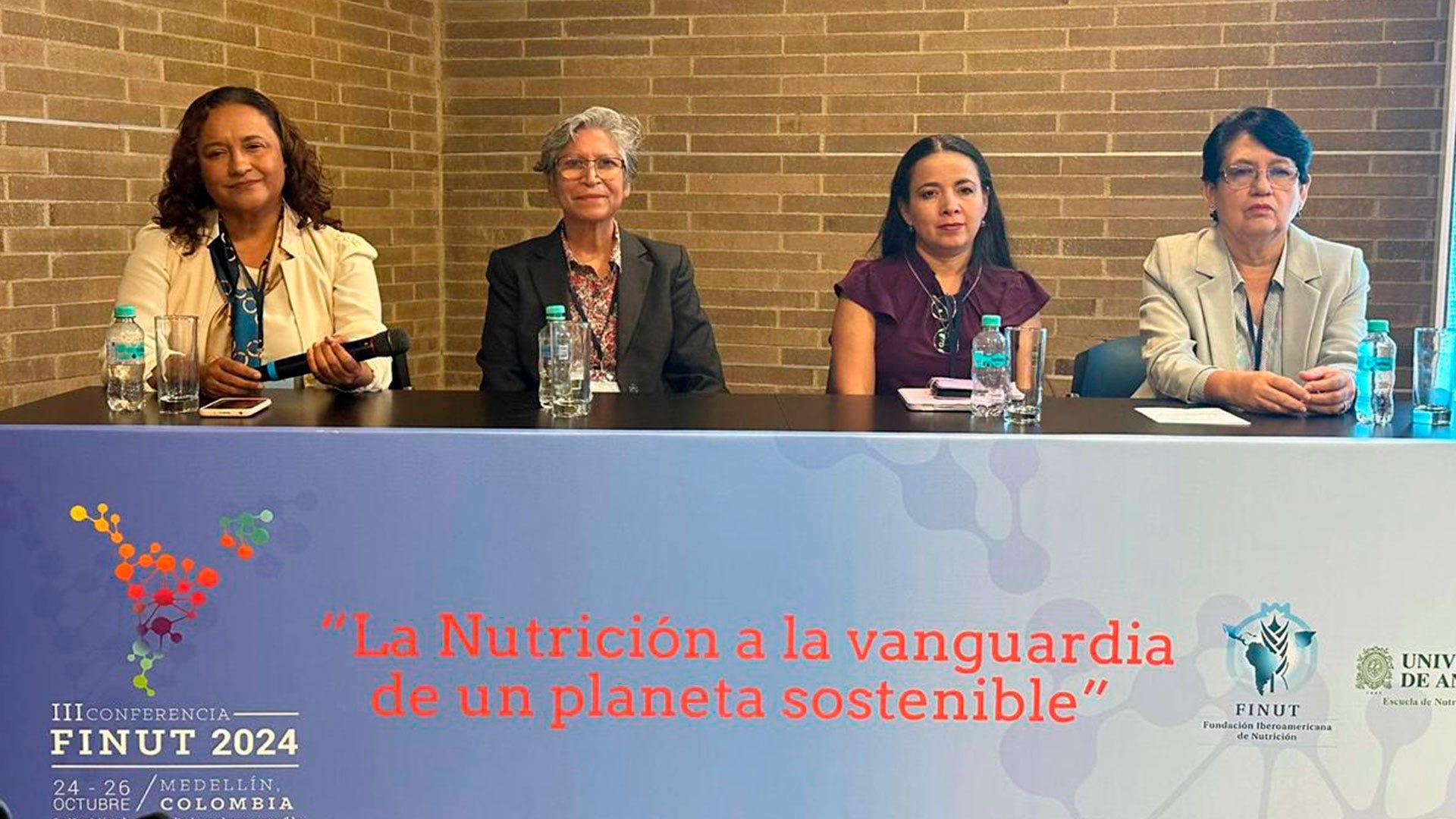 &nbsp; Como parte del encuentro FINUT, los ponentes participaron en mesas de preguntas. De izquierda a derecha: Mtra. Griselda Castro, docente de la Escuela de Nutrición de la UM; Dra. María Acosta, doctora en salud pública y metodología de la investigación; Dra. María L. Ávila, docente de la Universidad Autónoma de Yucatán; y Dra. Vidalma Bezares, investigadora de la Universidad de Ciencias y Artes de Chiapas. Fotografía cortersía de: Griselda Castro.&nbsp;&nbsp;