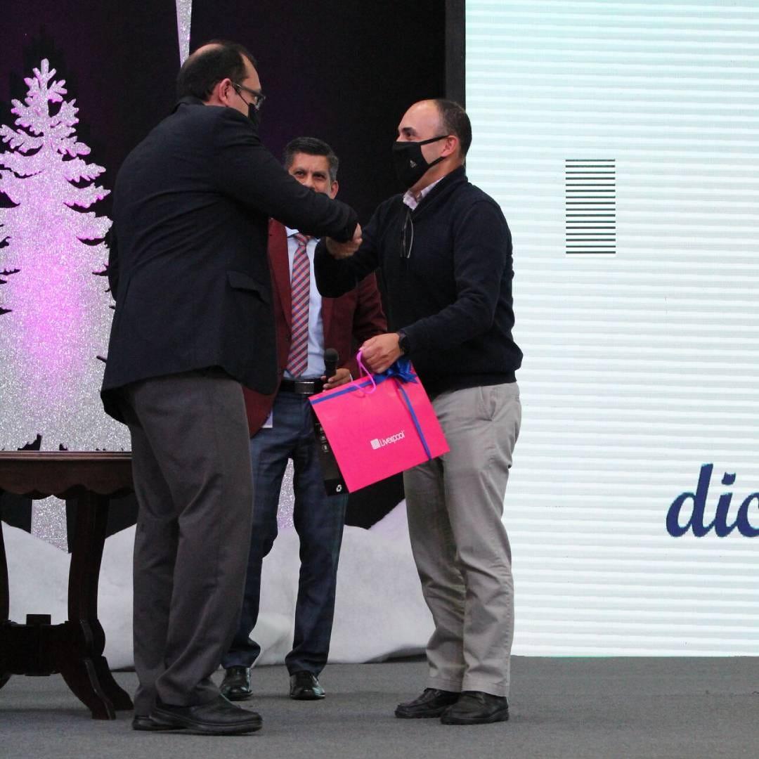 Ing. Alejandro García, entregando regalo de despedida al Dr. Harvey Alférez. Fotografía tomada en el programa del IDP.