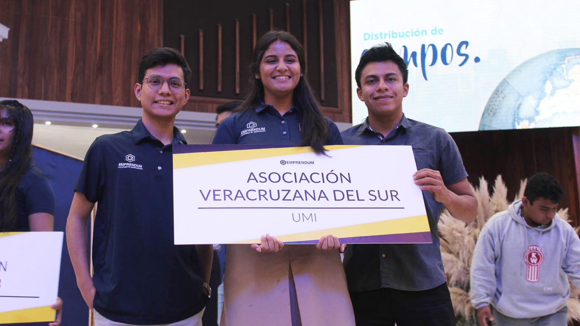 Abigail es asociada en Emprendum Montemorelos, y este verano lidera un grupo de colportores estudiantes en el Valle de México. Fotografía por: Emprendum.