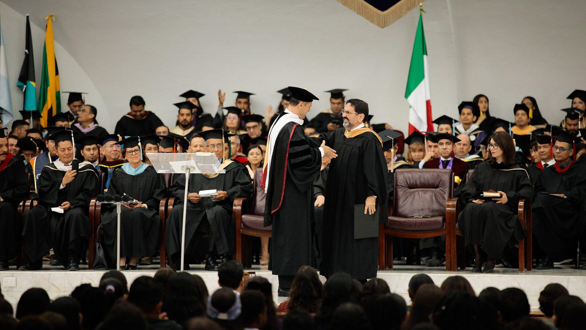 De derecha a izquierda, Dr. Ismael Castillo, rector de la institución y Mtro. Ekel Collins, durante su reconocimiento por sus años de servicio. Fotografía por: Comunicación Institucional/Ingrid Gallardo.