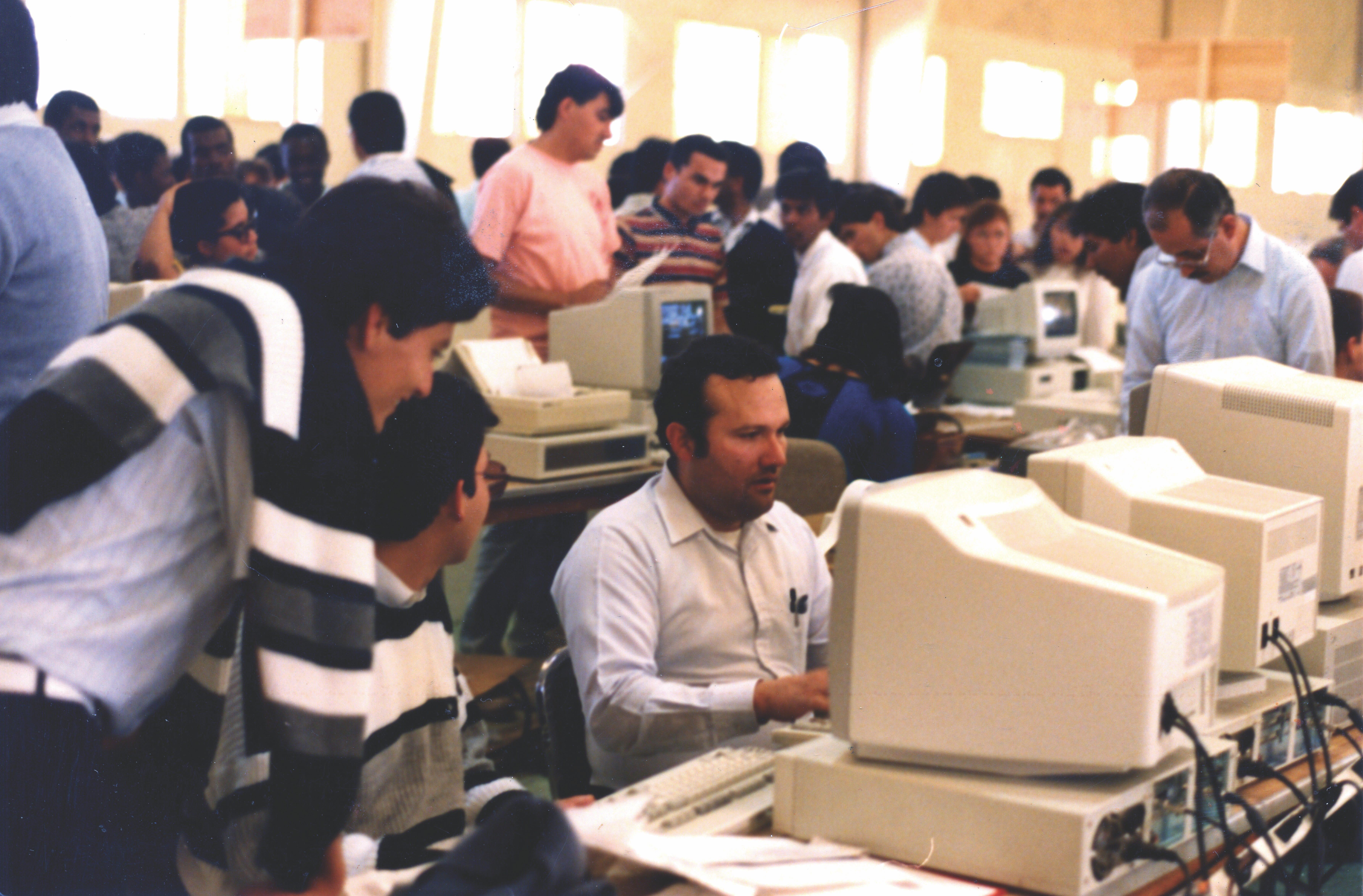 Ing. Juan Ramírez, durante primeras inscripciones por red (1992).
