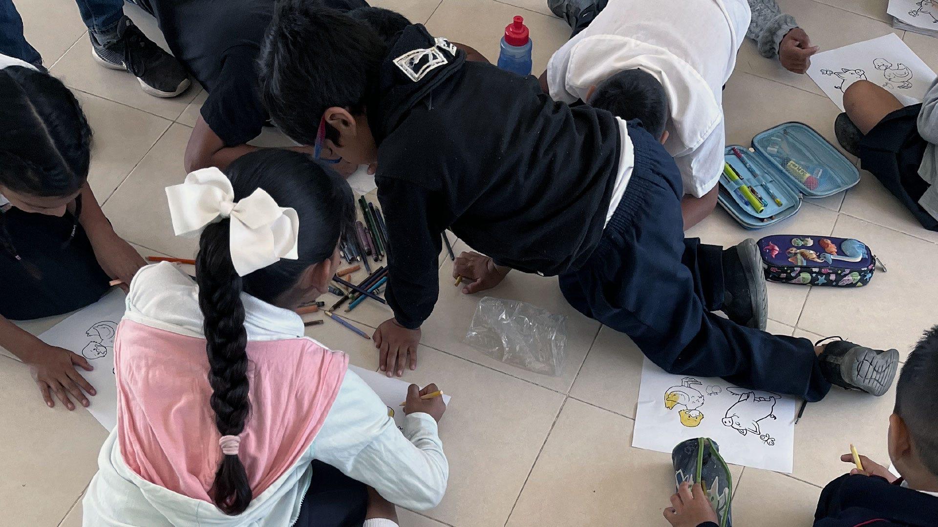 Los niños mientras colorean aprenden sobre el tema del bullying un cuento.Fotografía por: Lizeth Torres.