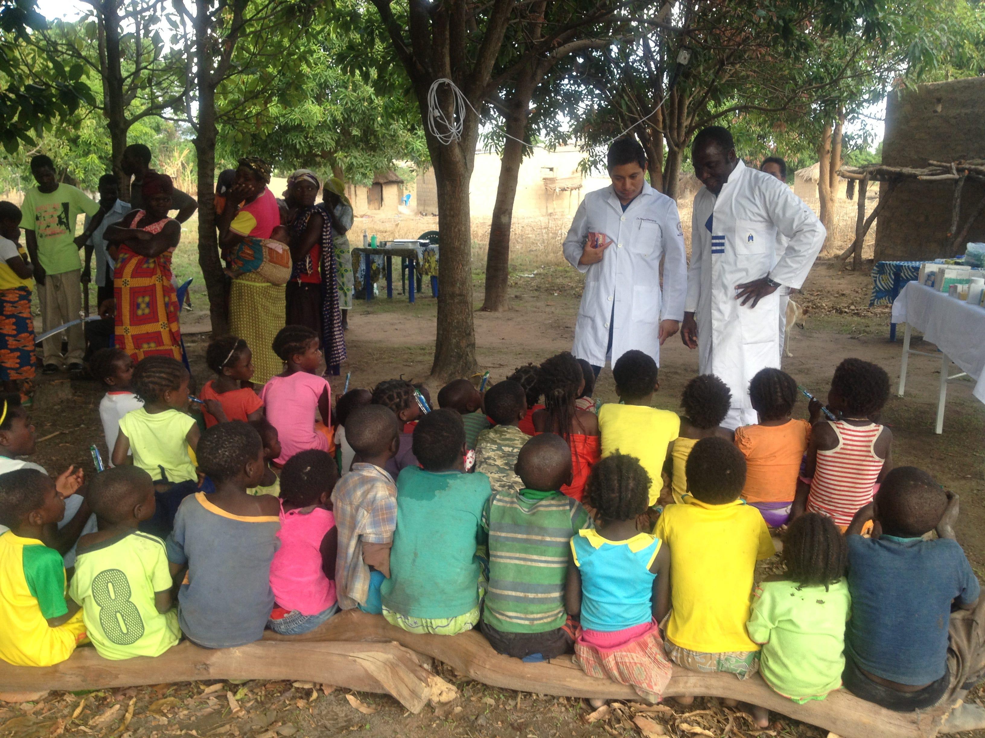 Primera brigada médica en una aldea llamada Chile, en el municipio de Huambo, que esta ubicado a 40 minutos de la ciudad. Allí ofrecieron consultas generales como hipertensión en los adultos, y a los niños higiene dental y donación de cepillos.&nbsp;