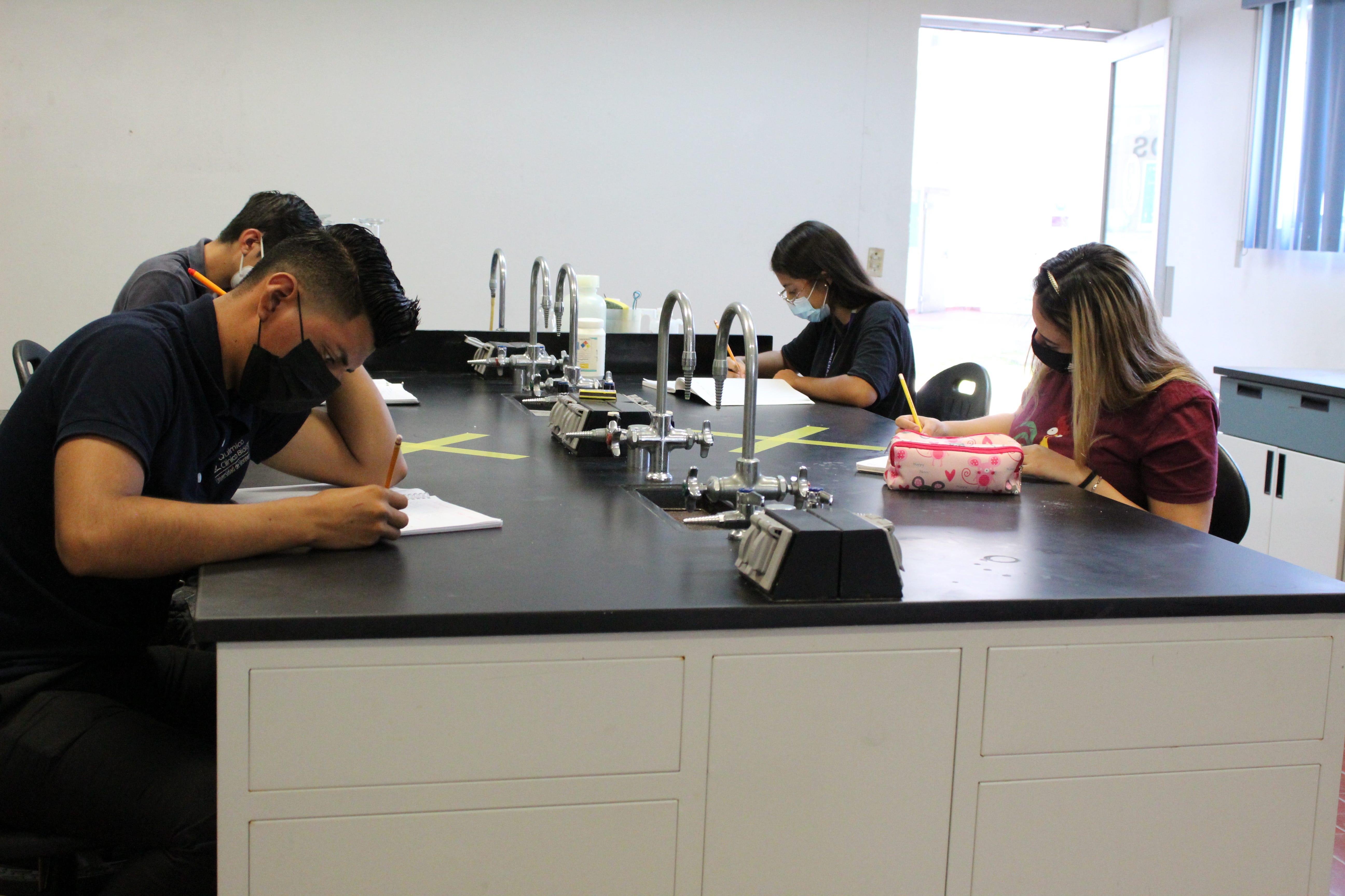 Alumnos del primer año de la carrera Químico Clínico Biólogo regresando a la presencialidad el semestre pasado, cumpliendo con las medidas sanitarias.
