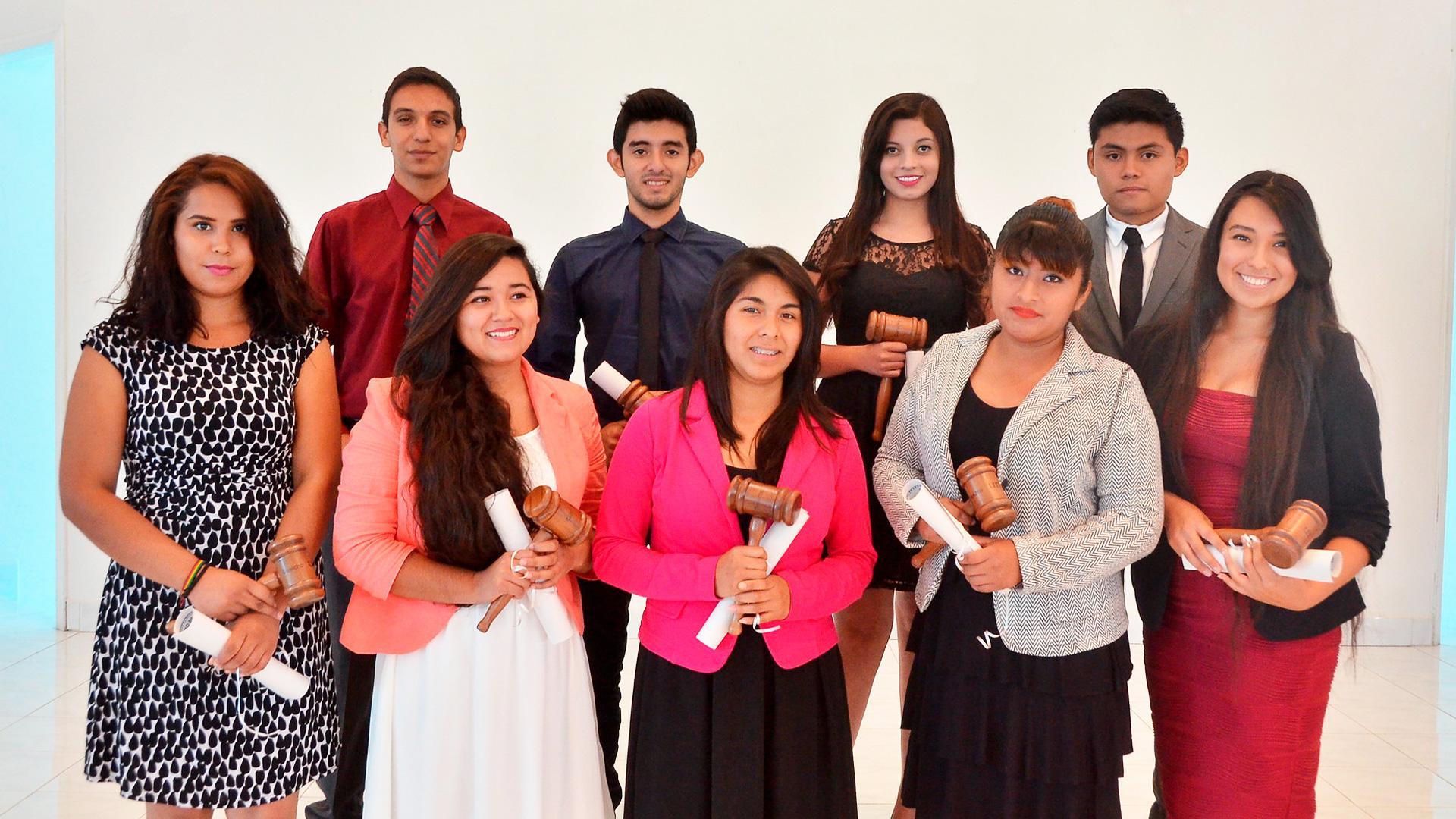Fotografía de la primera generación de la Licenciatura en Derecho durante la ceremonia de dedicación de la carrera, el 1 de septiembre de 2015. Fotografía por: Universidad de Montemorelos.