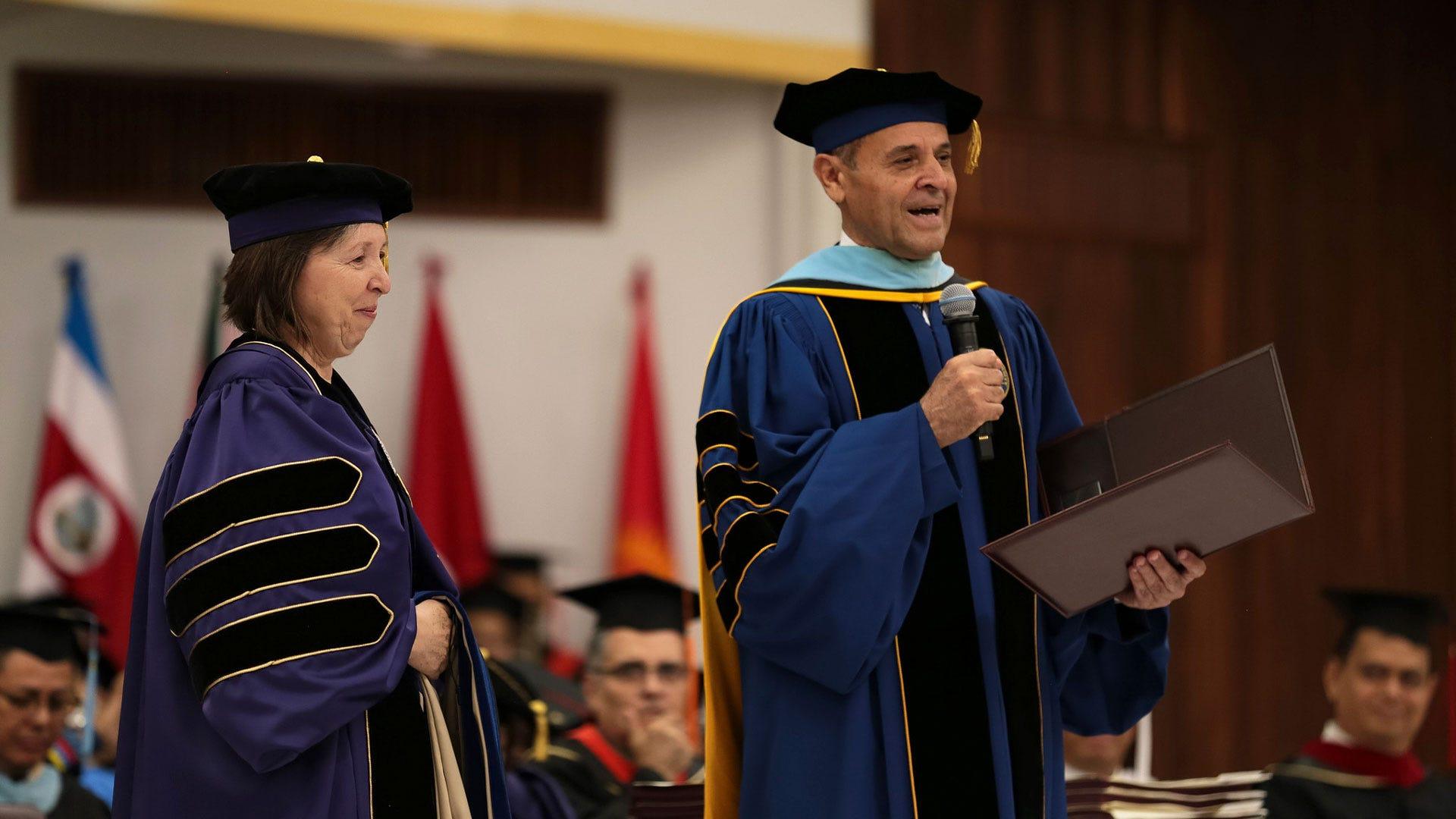 El Dr. Ismael Castillo, rector de la Institución, entregando el doctorado Honoris Causa en Educación Religiosa a la Dra. Raquel Bouvet de Korniejczuk, ex-vicerrectora académica de la Universidad. Fotografía por: Comunicación Institucional.