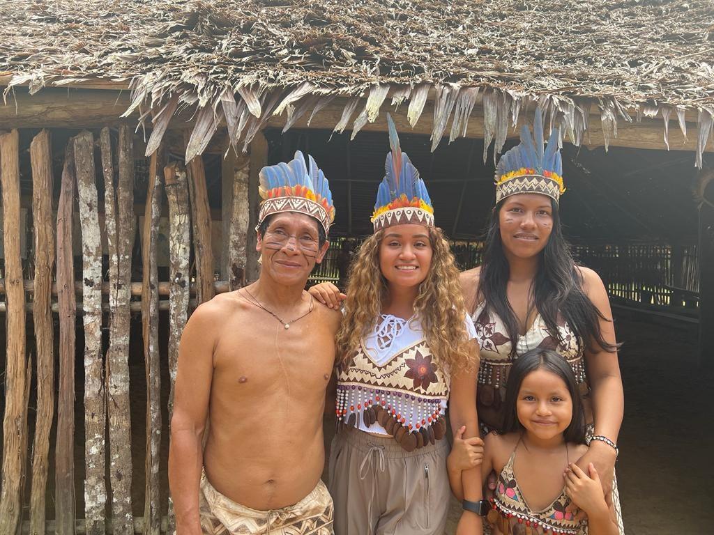 Con la tribu de los Boras. Fotografía por: Lili Pimentel.