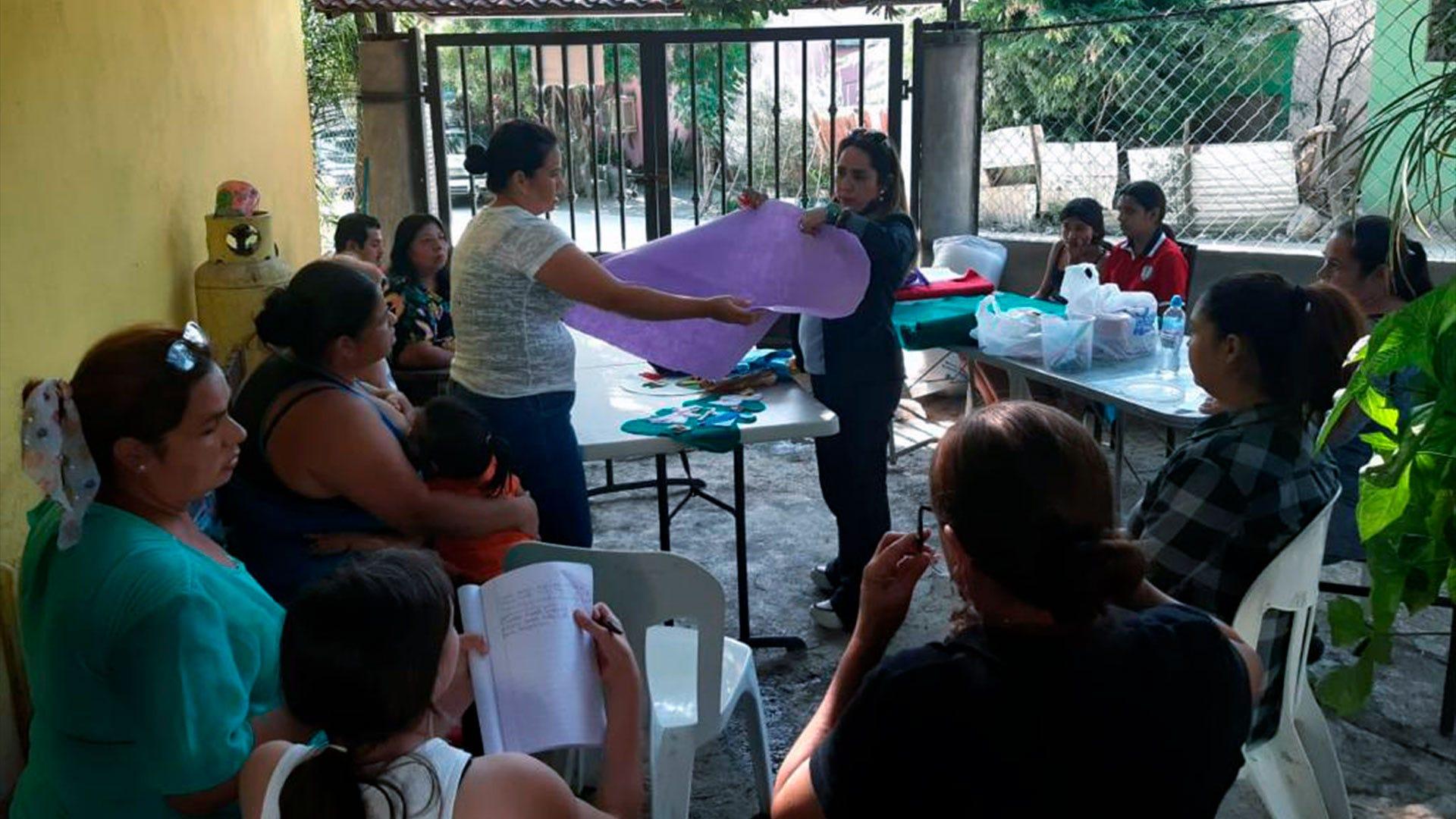 La Mtra. María de la Luz Gauna, impartiendo las clases del taller. Fotografía por: Servicio Comunitario.