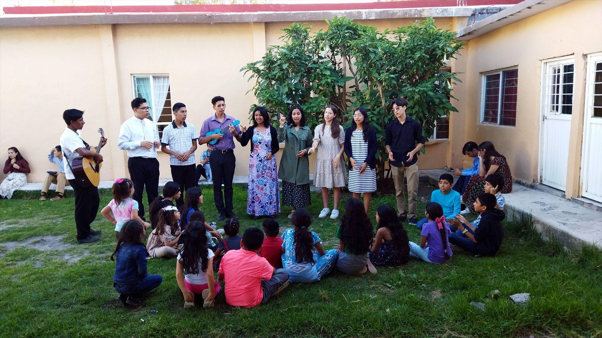 Un grupo de estudiantes dirigiendo cantos para niños en la Iglesia Central de Galeana. Fotografías por: Escuela Preparatoria ICF.