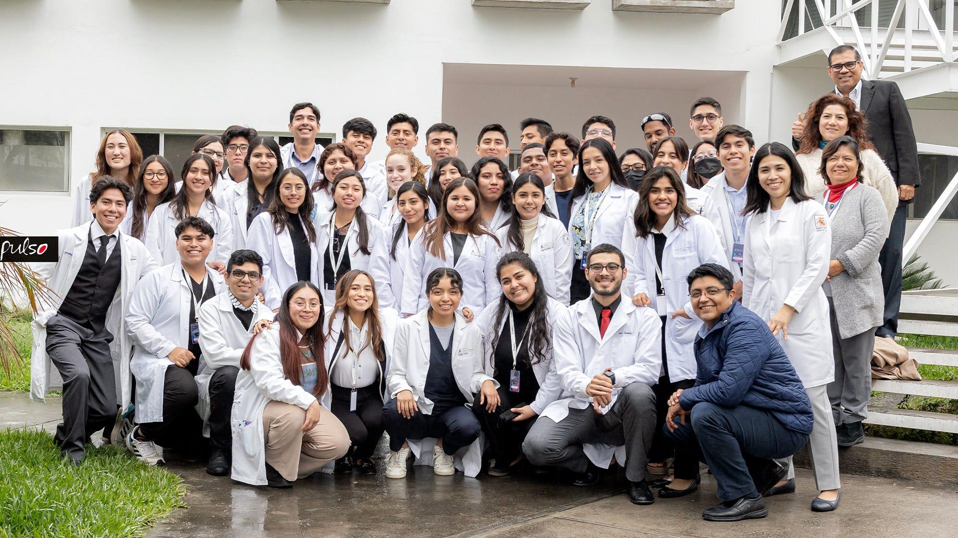 Alumnos y docentes de la Carrera de Químico Clínico Biólogo, que asistieron al X Simposio de Salud, enfocado en “Inmunología, avances y aplicaciones al Laboratorio Clínico”. Fotografía por: Pulso UM.