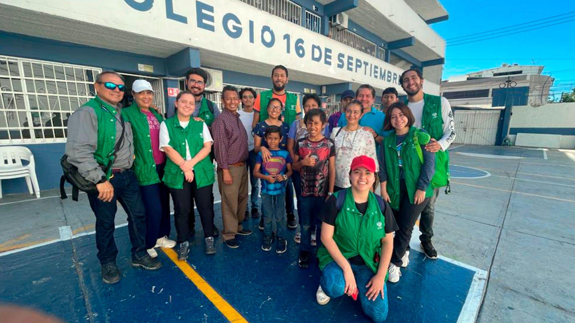 Empleados del Colegio 16 de Septiembre también fueron beneficiados, con vales de despensas. Fotografía por: Primitivo Sánchez.