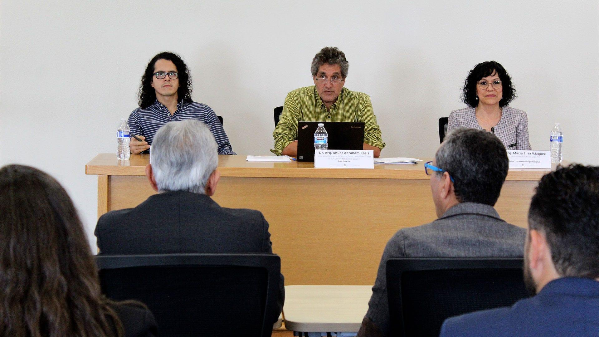 Comité evaluador dando el veredicto de la primera evaluación a los docentes y representante de la UM. Fotografía por: Comunicación Institucional.