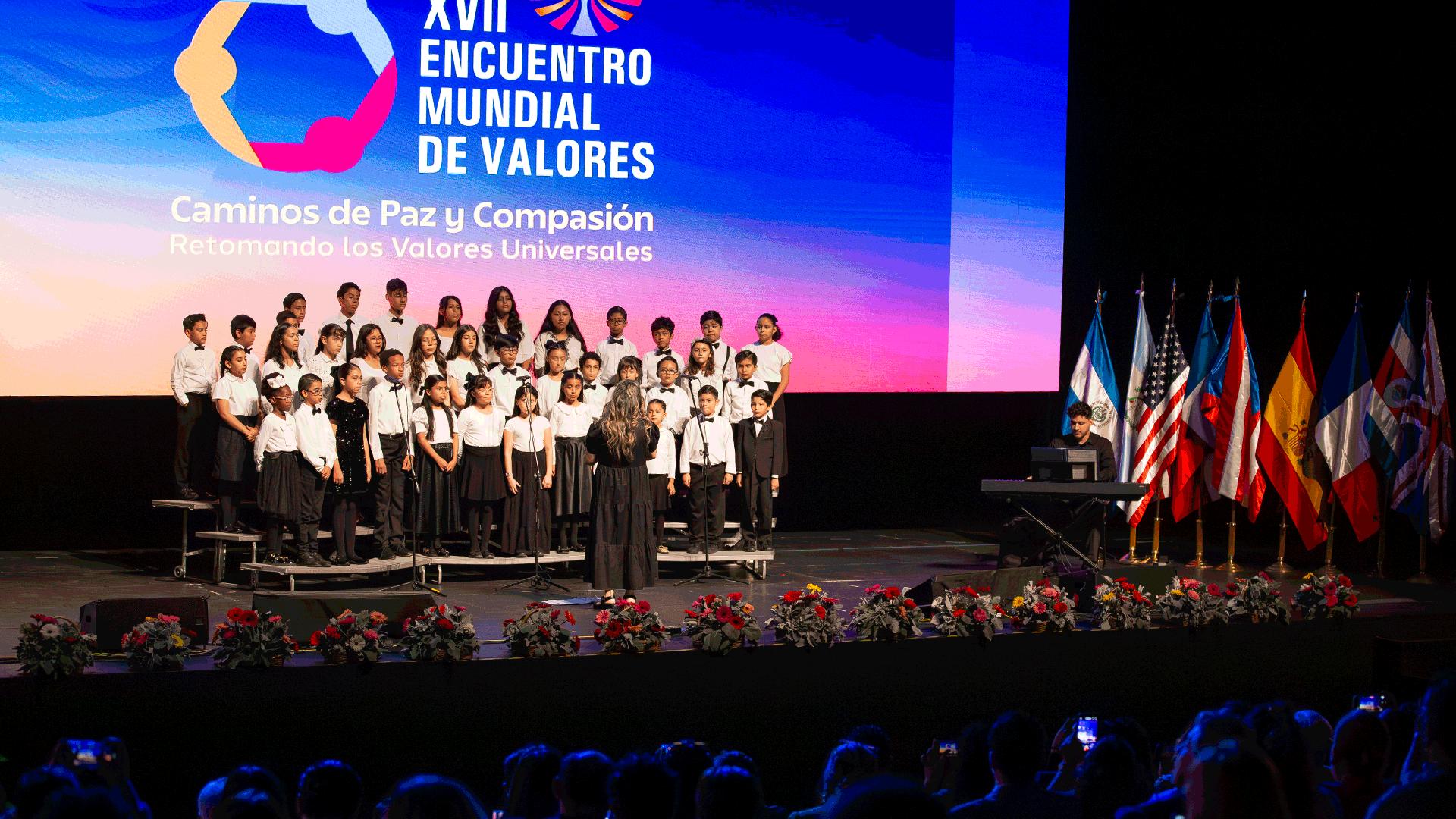 La Mtra. Gladys de Rivera dirigió el Coro CIMUN. Fotografía por: Universidad de Montemorelos / Lisandra Vicente.