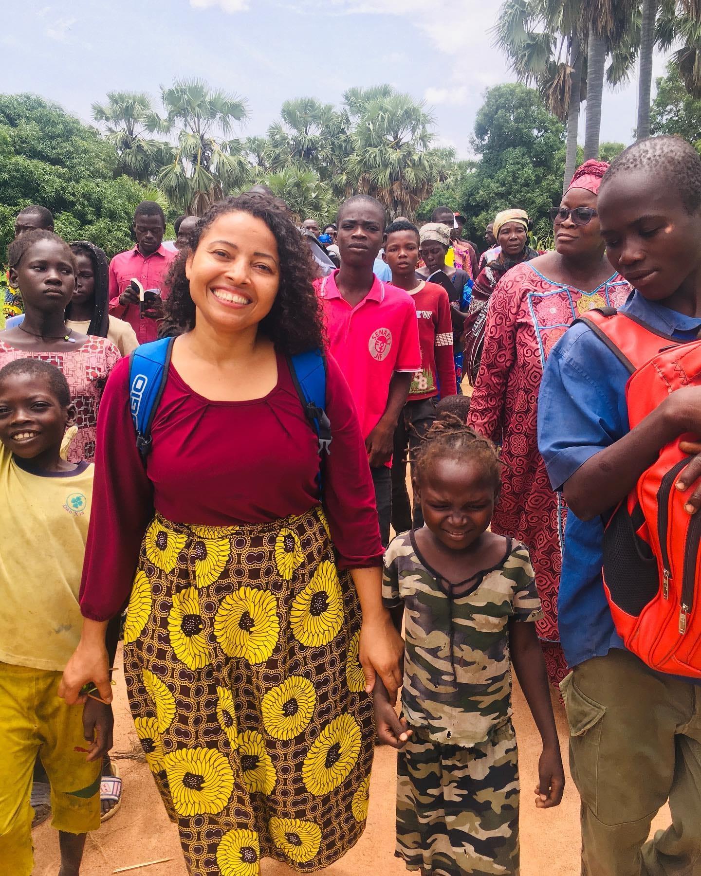Marcela caminando con hermanos de una aldea en Chad.