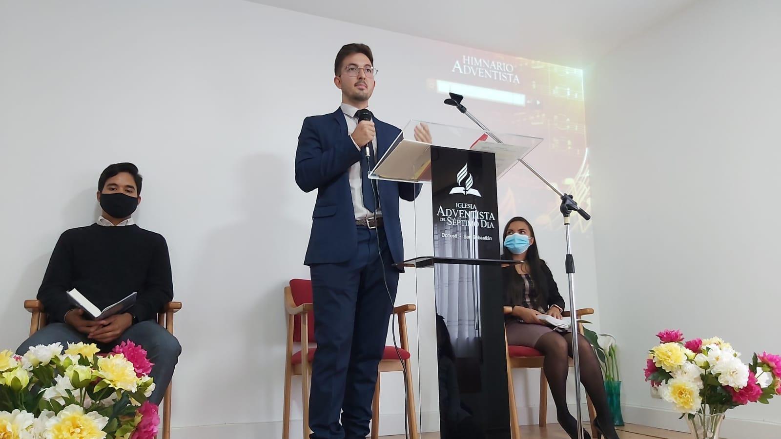 Participación en servicio de culto.