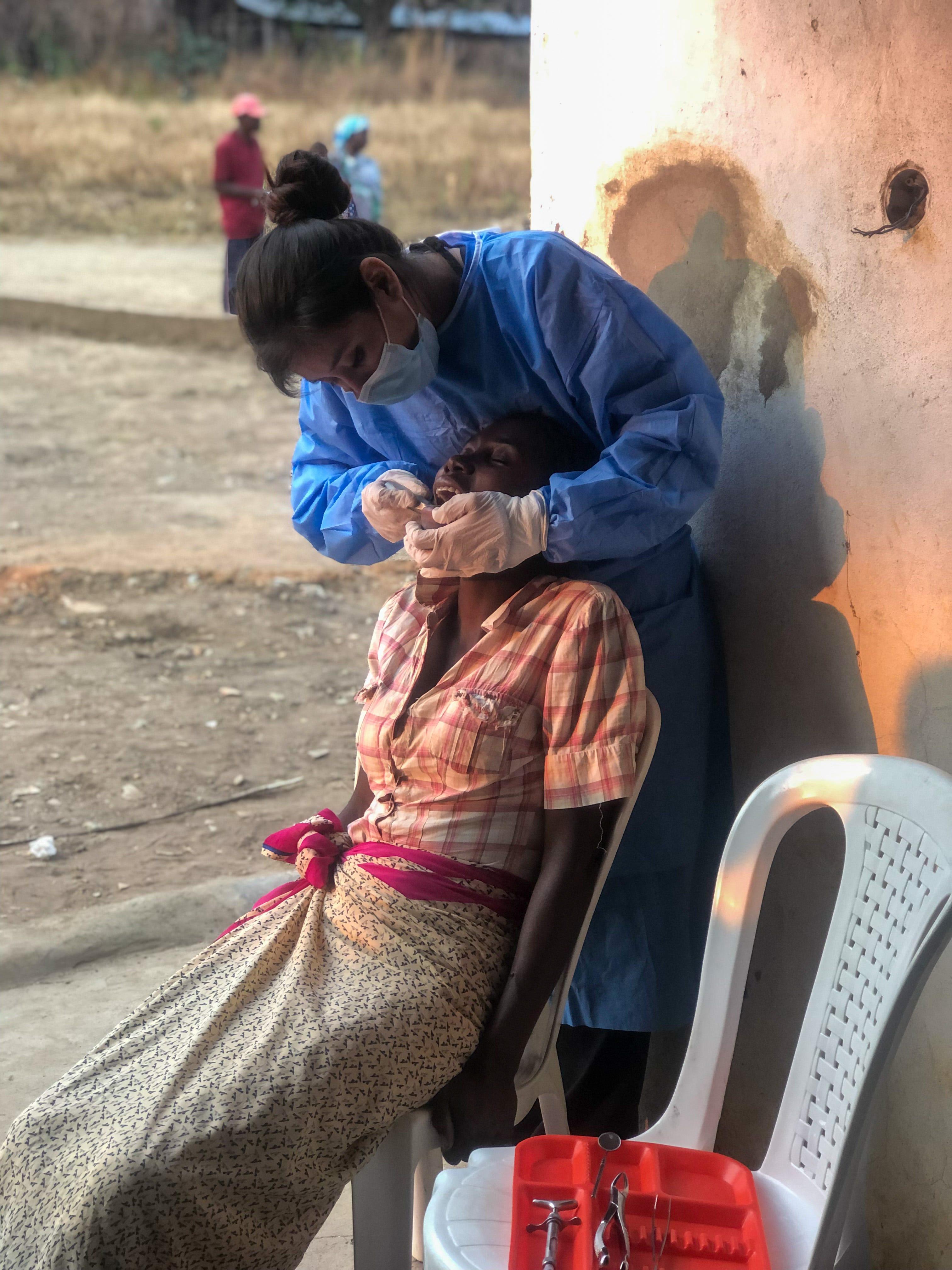 Arely participando en una de las brigadas médicas, realizada por el Centro Médico Adventista do Huambo. Fotografía por: Arely Santos.