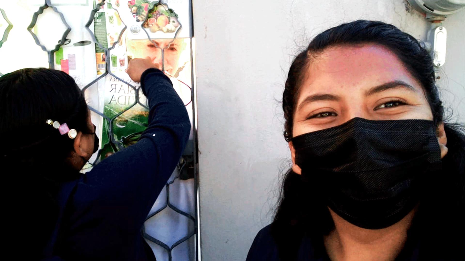 Hannia y su compañera mostrando los libros de salud. Fotografía por: Hannia Donette.