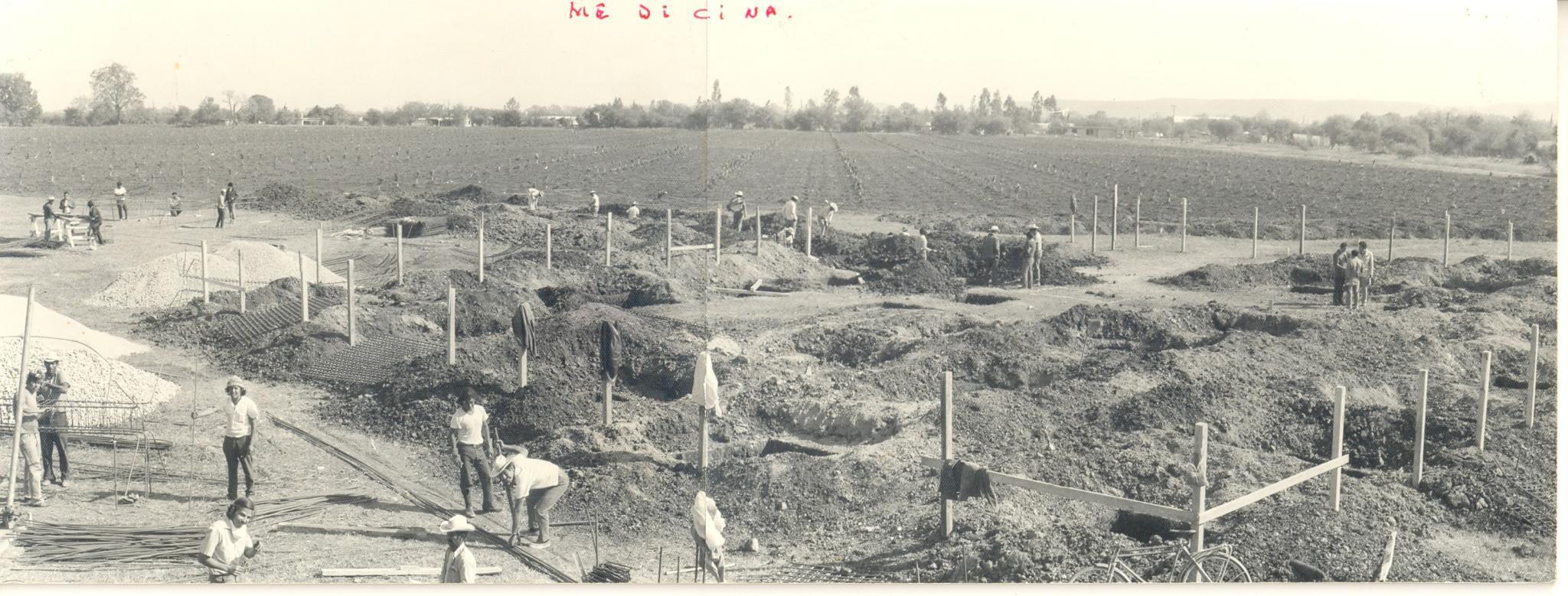 Inicios de la construcción del edificio para la Escuela de Medicina que hoy alberga otras carreras que son parte de la Facultad de Ciencias de la Salud -1974.