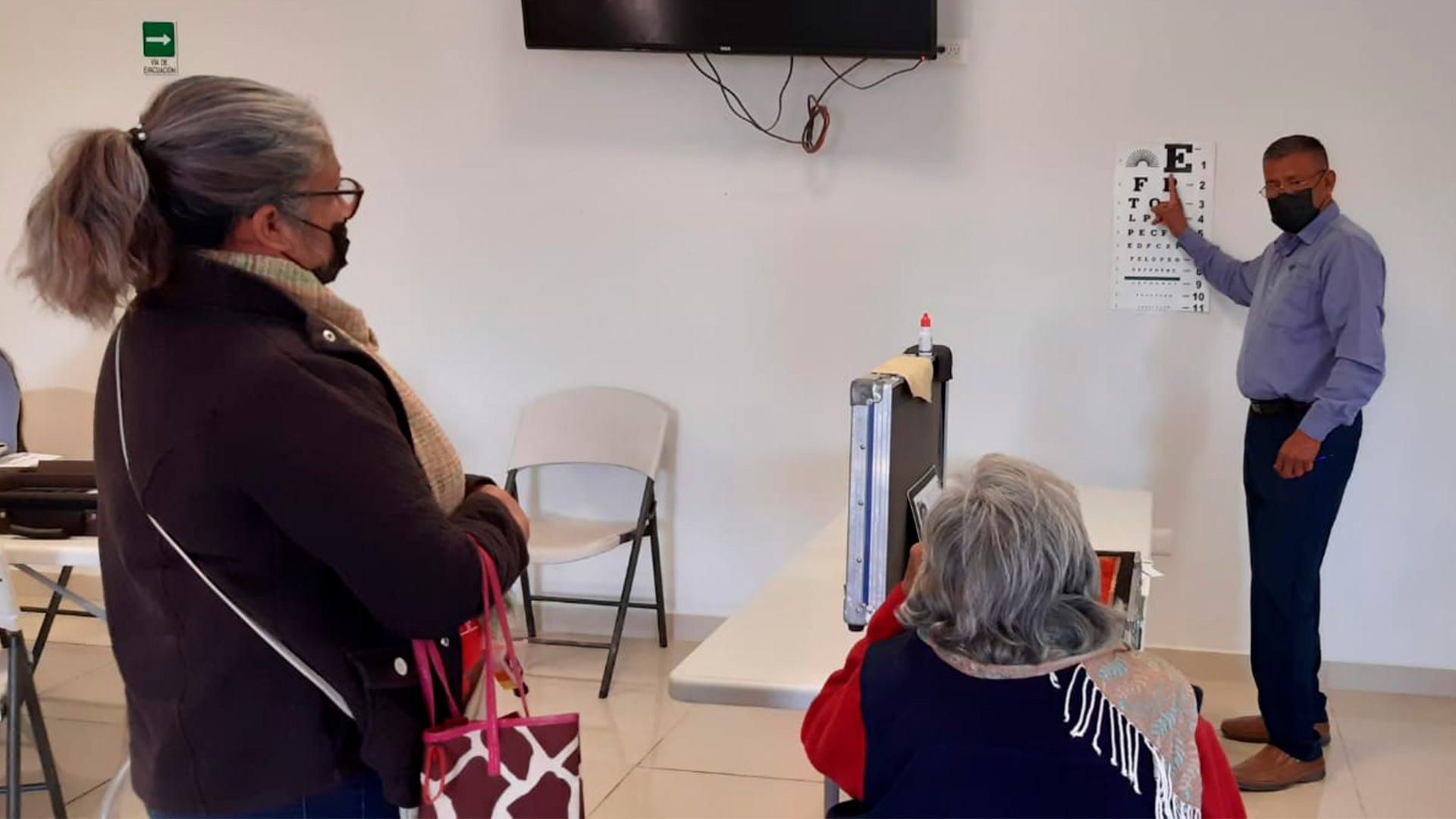 Esfuerzos por el cuidado de la salud visual del adulto mayor