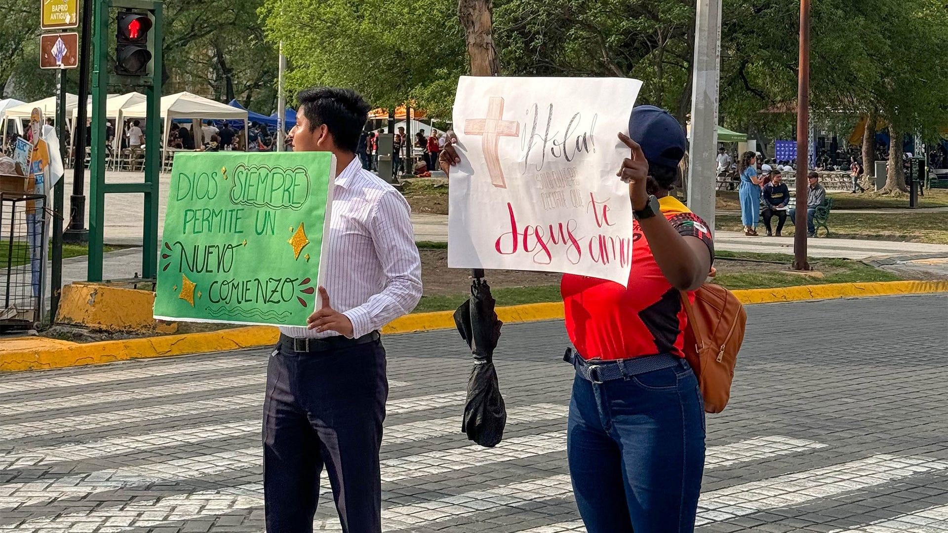 Universitarios con pancartas llevando mensajes de esperanzas a los ciudadanos de Monterrey. Fotografía por: Ministerio Juvenil.