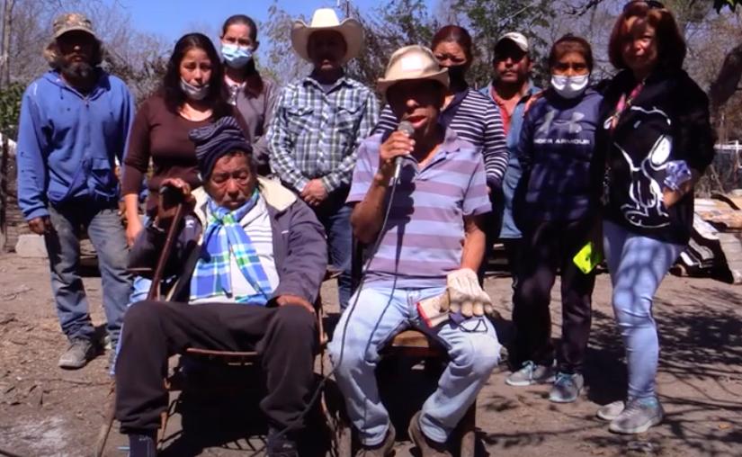 Señor Armando (adelante sentado a la izquierda) junto al profesor Escobedo (sentado delante), familiares y voluntarios.