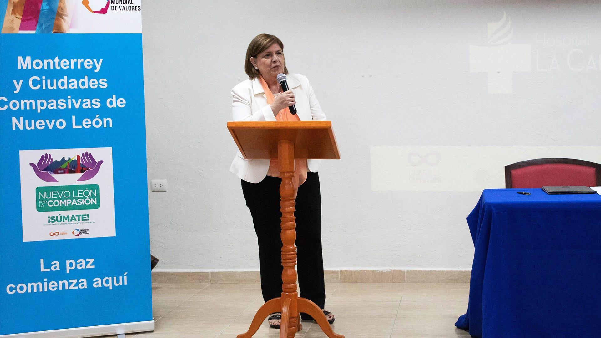 La Dra. María González, presentando de qué se trata Charter For Compassion. Fotografía por: Comunicación Institucional.