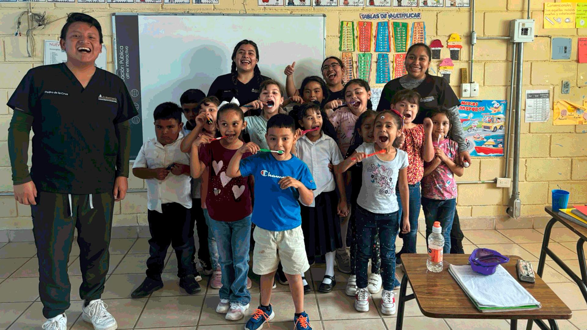 Los alumnos impartieron diversos talleres con los niños de la colonia Estrella. Fotografía por: Danitza Casildo.