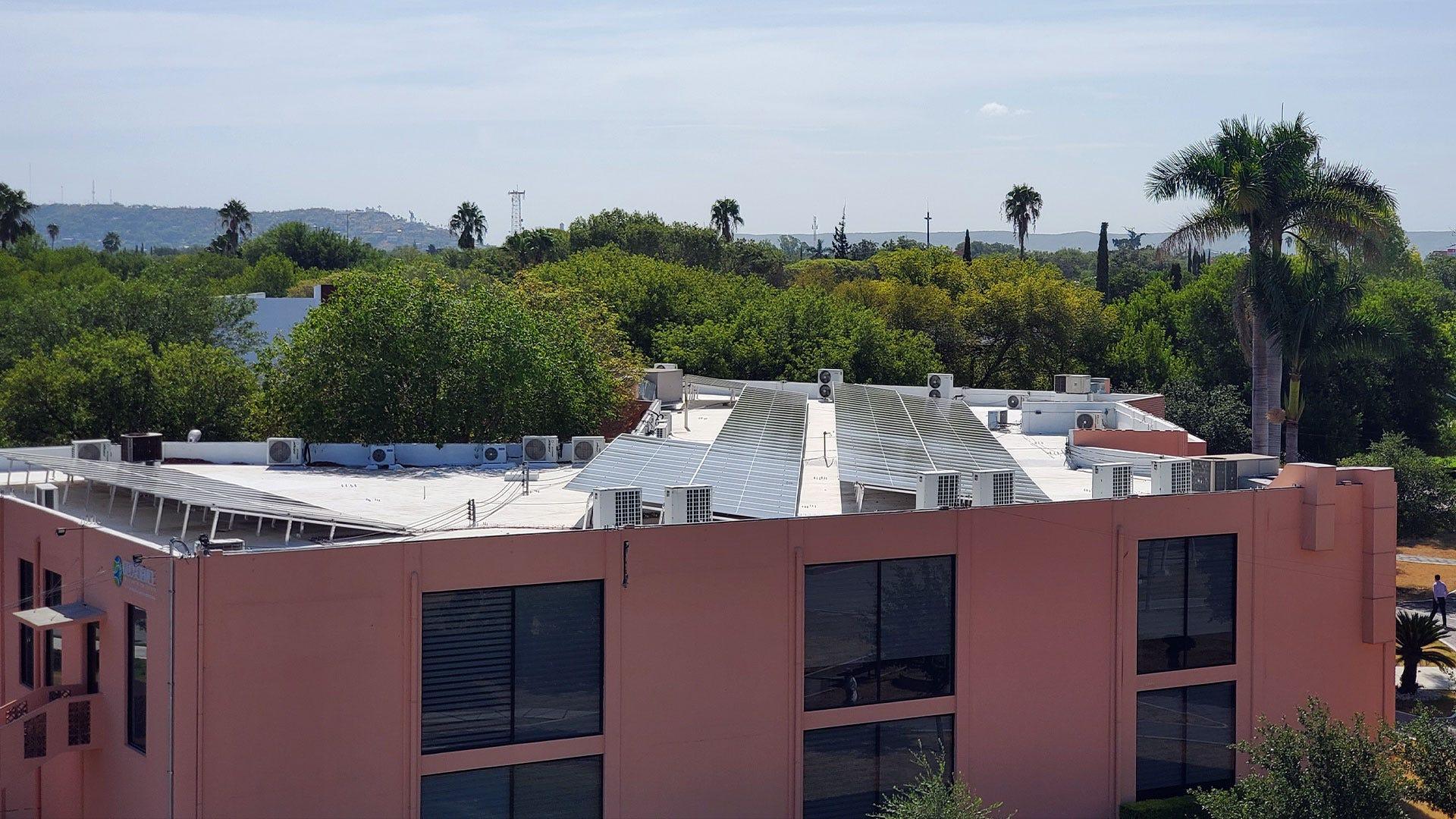 Uno de los edificios con paneles solares es la Biblioteca UM. Fotografía por: Departamento de dirección de proyectos.