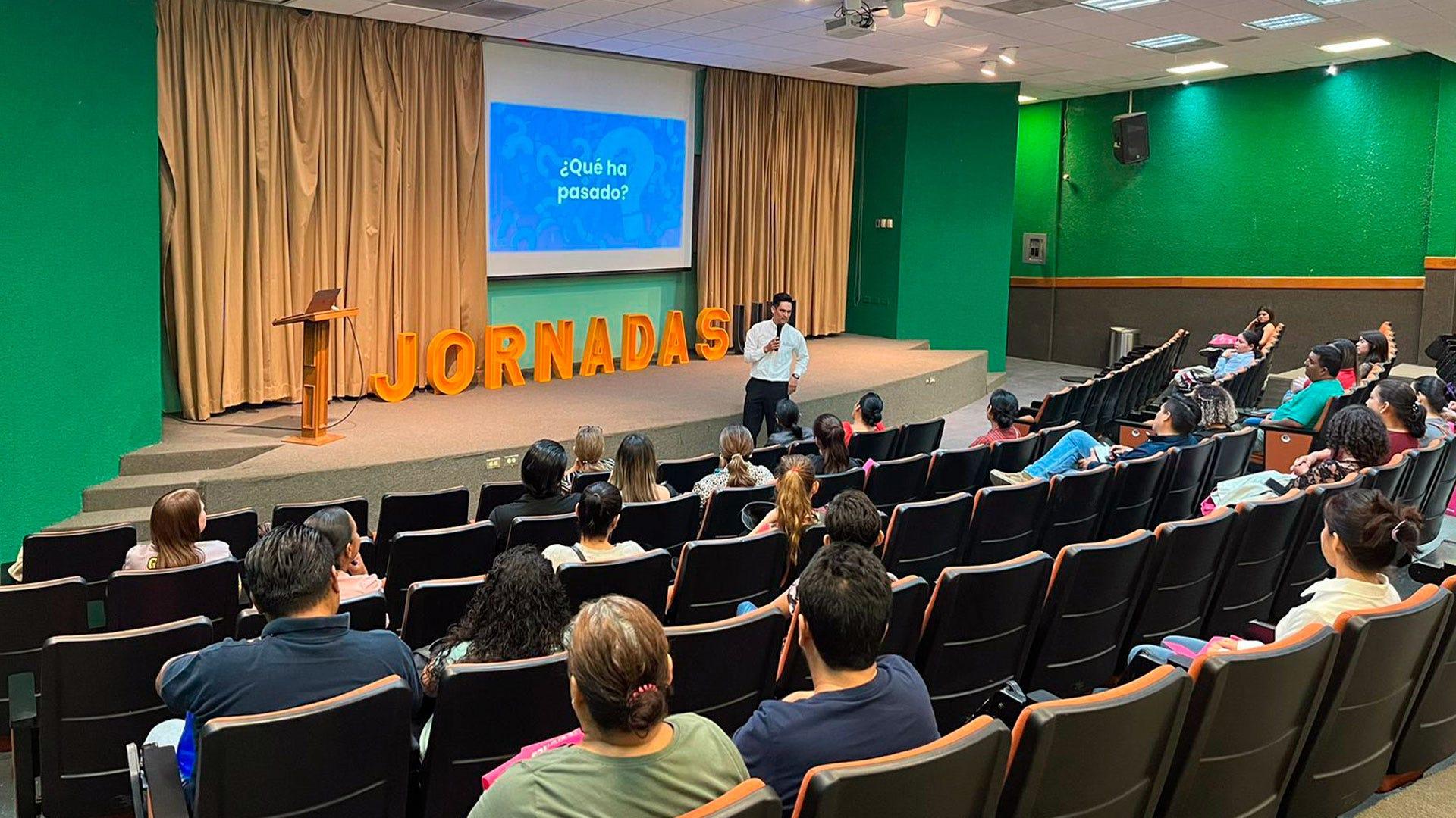 Mtro. Antonio Gámez, presentando la primera ponencia en la Jornada de Orientación y Asesoramiento Familiar. Fotografía por: Antonio Gámez.