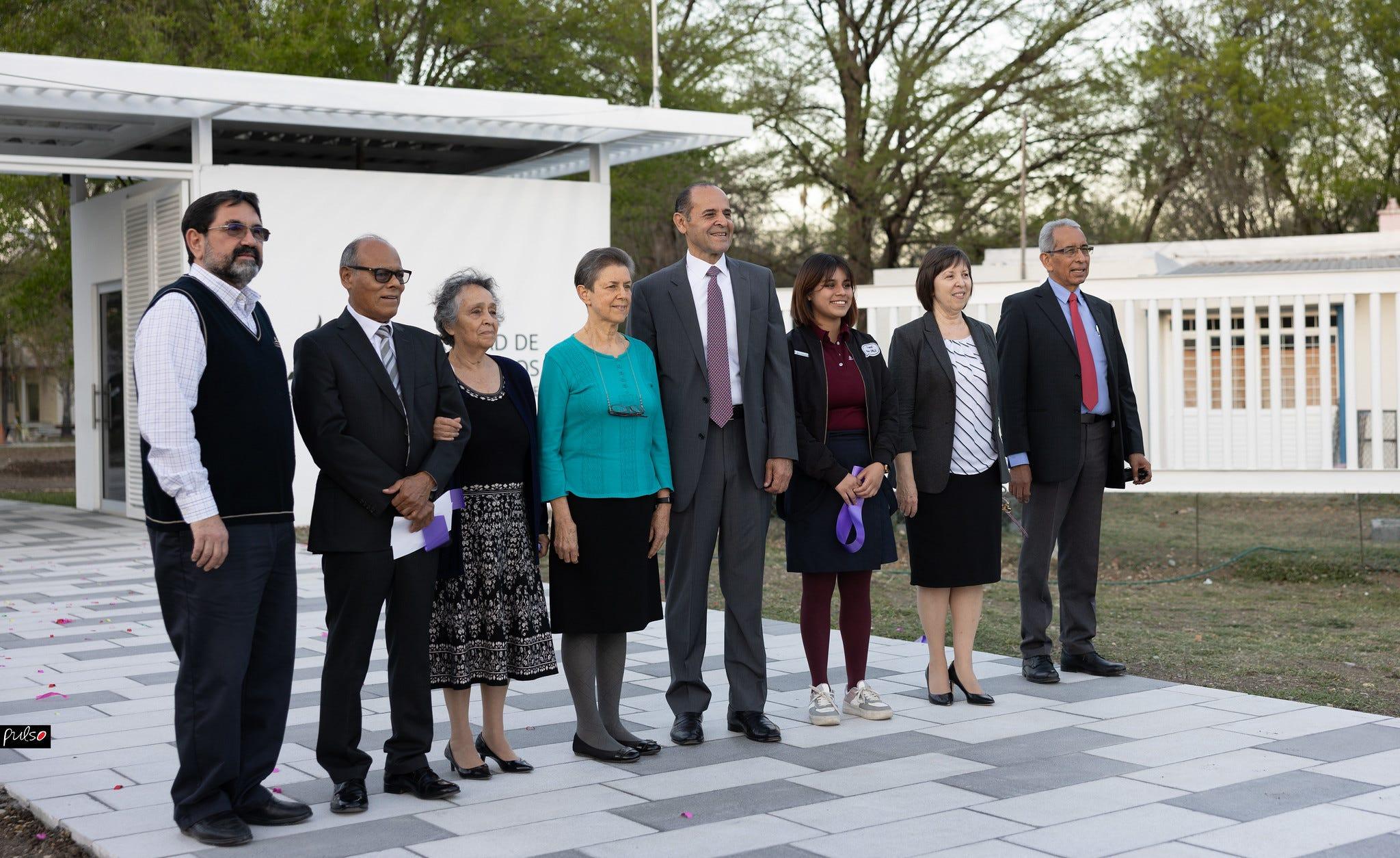 Representantes de los diferentes grupos que conforman la familia universitaria cortaron el listón inaugural de la entrada de la Universidad. Fotografía por: Pulso UM.