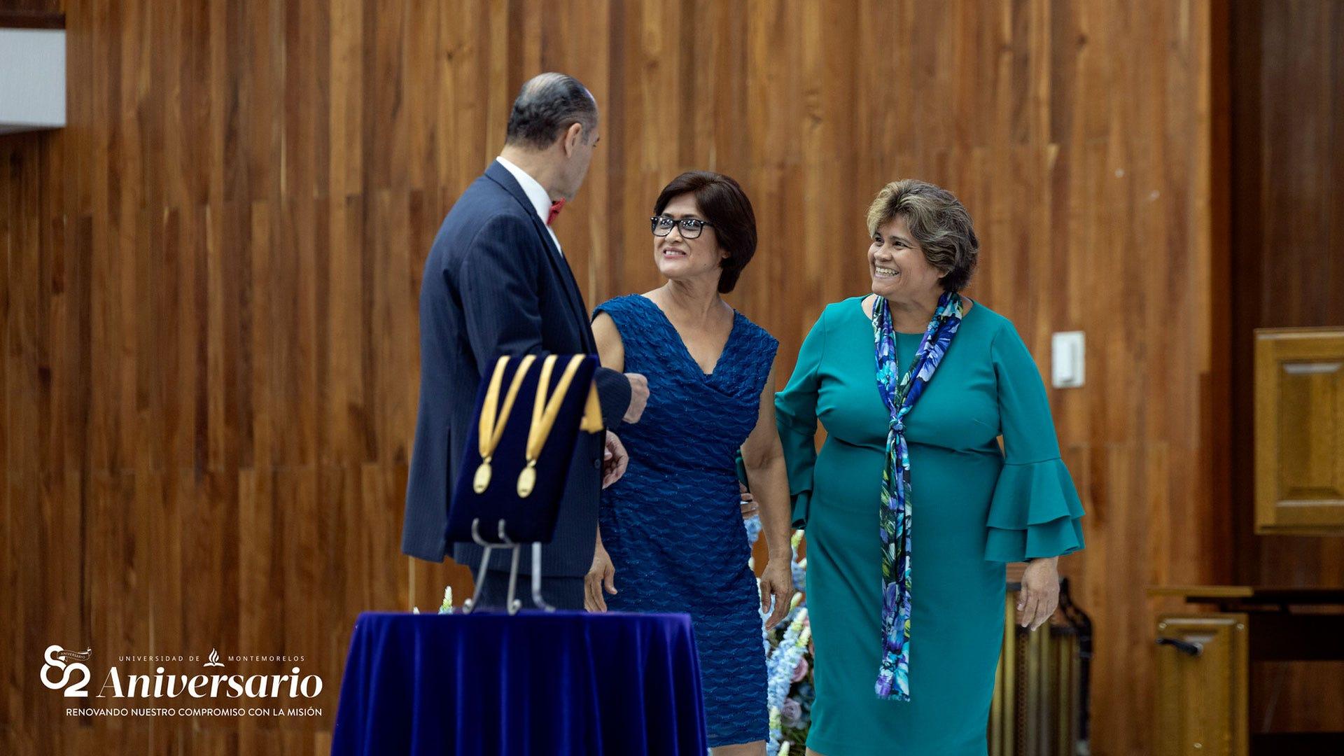 De izquierda a derecha, Dr. Ismael Castillo, rector de la Universidad, la Mtra. Rosario Delgado y la Dra. Ana Laura Namorado. Fotografía por: Universidad de Montemorelos / Christopher Castellanos.