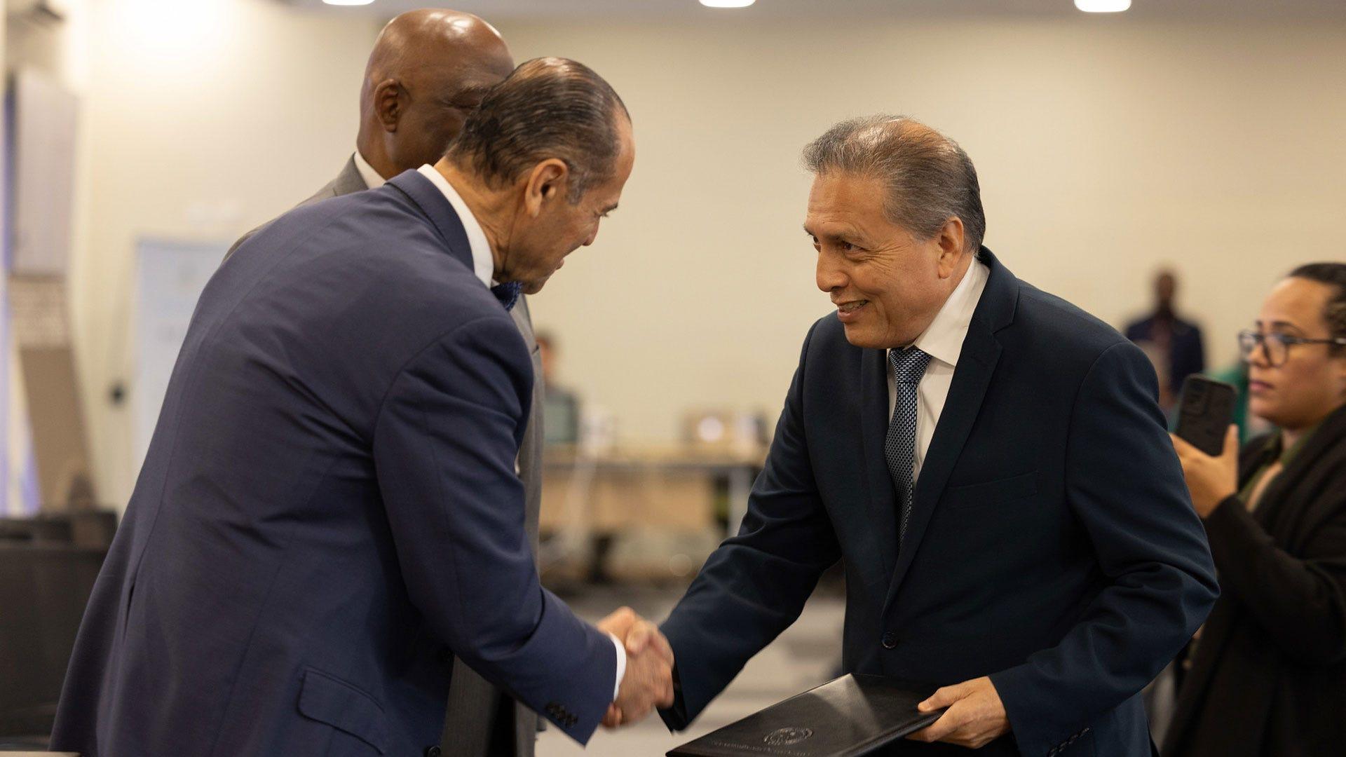 El C.P José A. Maldonado recibió el reconocimiento al Mérito Israel Leito en presencia de amigos y familiares, y de la mano del Pastor Israel Leito. En la fotografía: de izquierda a derecha el pastor Israel Leito, Dr. Ismael Castillo y el contador Maldonado. Fotografía por: DIA / Daniel Gallardo.