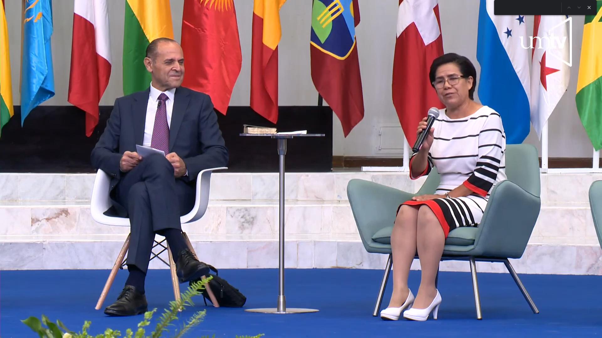 Dr. Ismael Castillo, rector de la Institución, entrevistando a la Lic. Margarita Mendoza, egresada de la carrera de Enfermería, generación 2020. Fotografía por: Captura de UMTV.