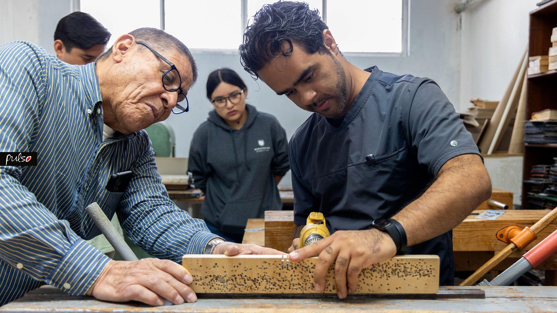 En el Taller de Encuadernación, los participantes dieron nueva vida a tapas de libros descartados, convirtiéndolas en libretas de notas. Fotografía por: Universidad de Montemorelos / Irian Can.
