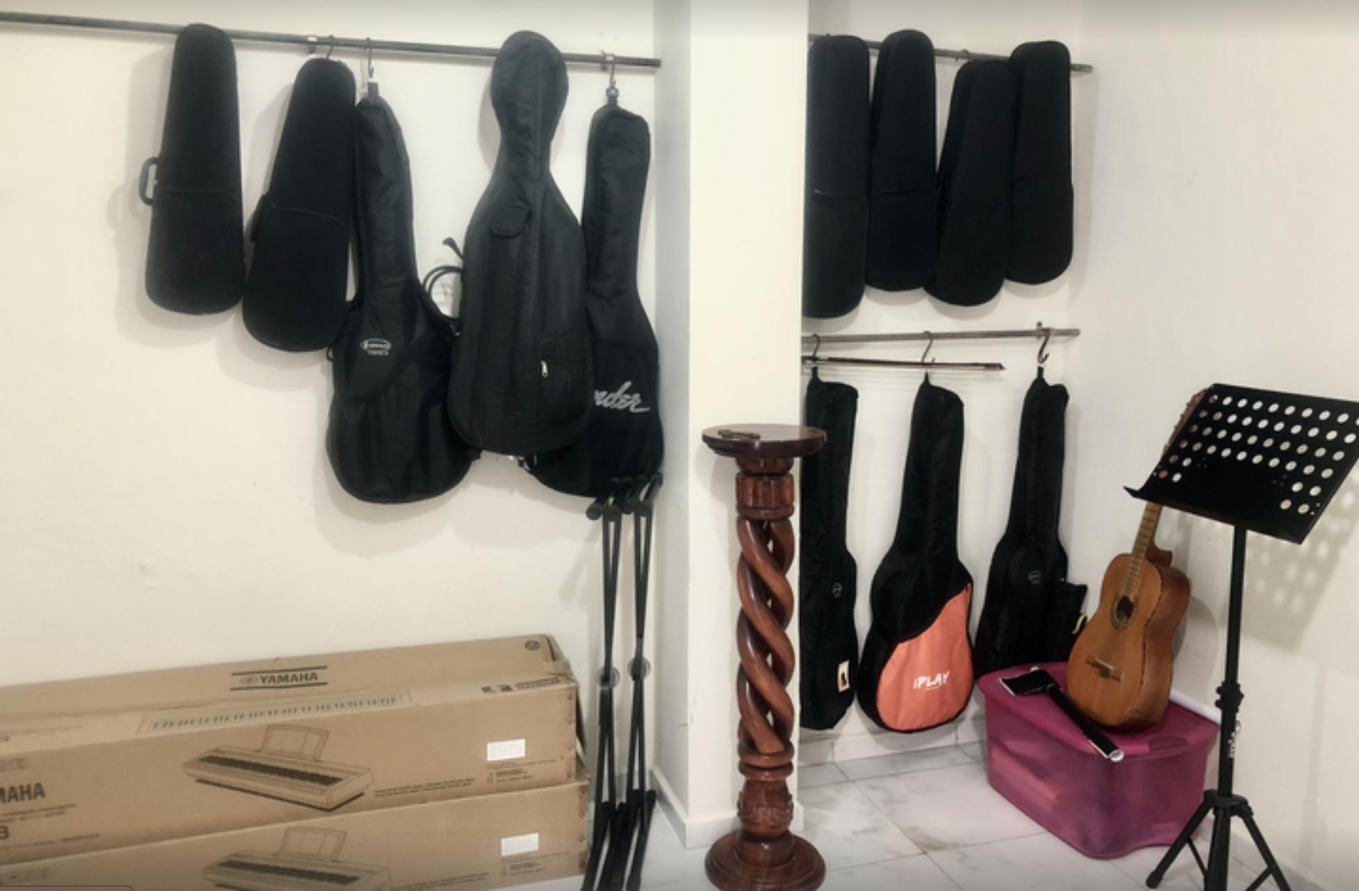 En beneficio de todos los niños y jóvenes que reciben clases en el ministerio, la iglesia local adquirió algunos instrumentos musicales. Fotografía cortesía de Mtro. Pavel Semanivzki.