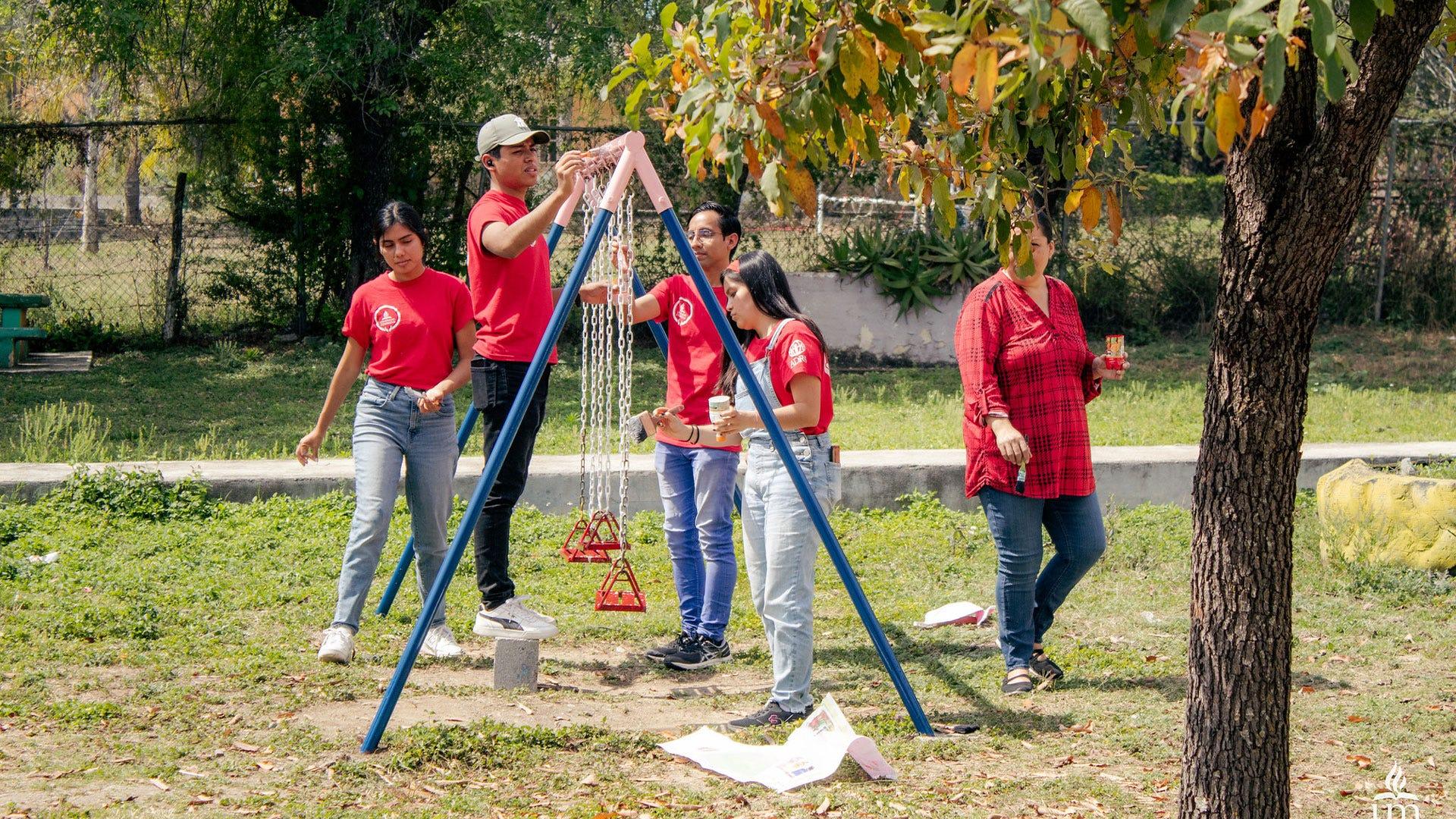 Alumnos de las carreras de Música y Normal, trabajando en el embellecimiento de los juegos infantiles de la a Escuela Primaria Anáhuac. Fotografía por: Comunicación Institucional / Lisandra Vicente.