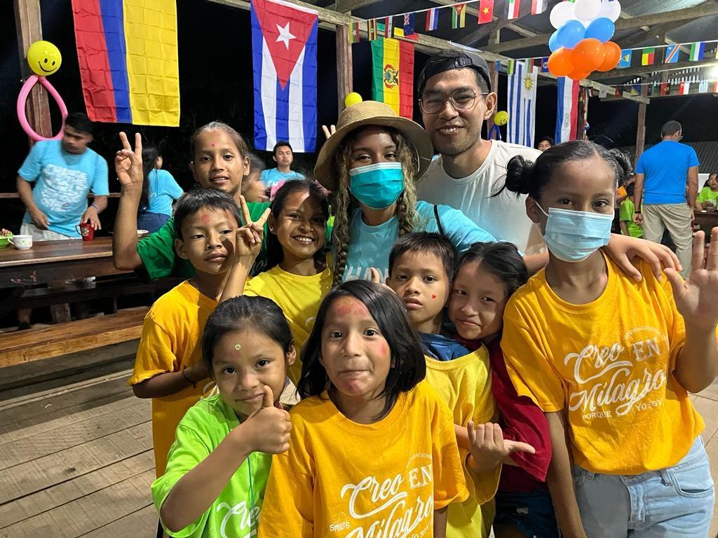 Con los niños en el momento del culto de Adoración. Fotografía por: Lili Pimentel.