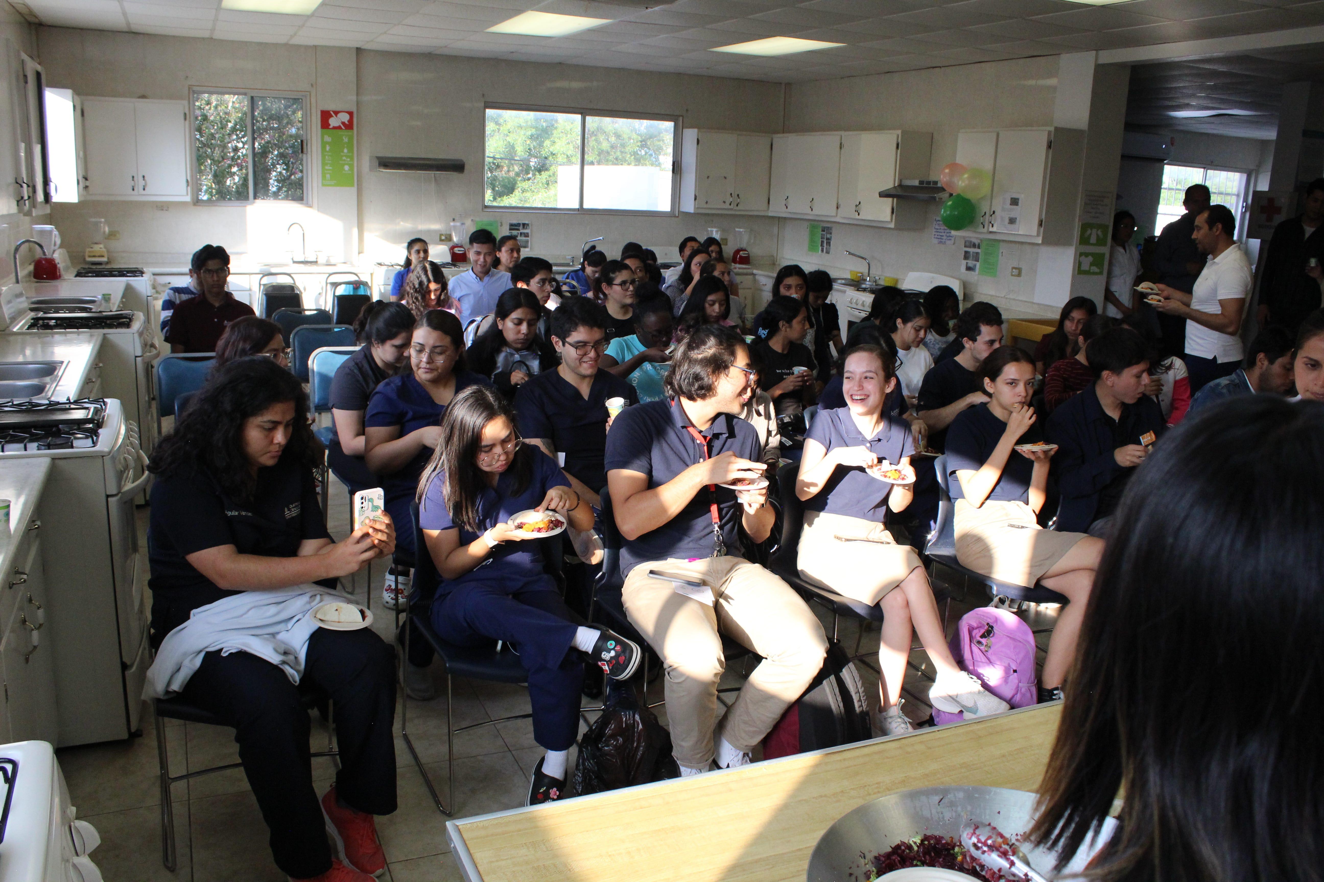 Los estudiantes difrutando de los alimentos realizados en el taller. Fotografía por: Comunicación Institucional.