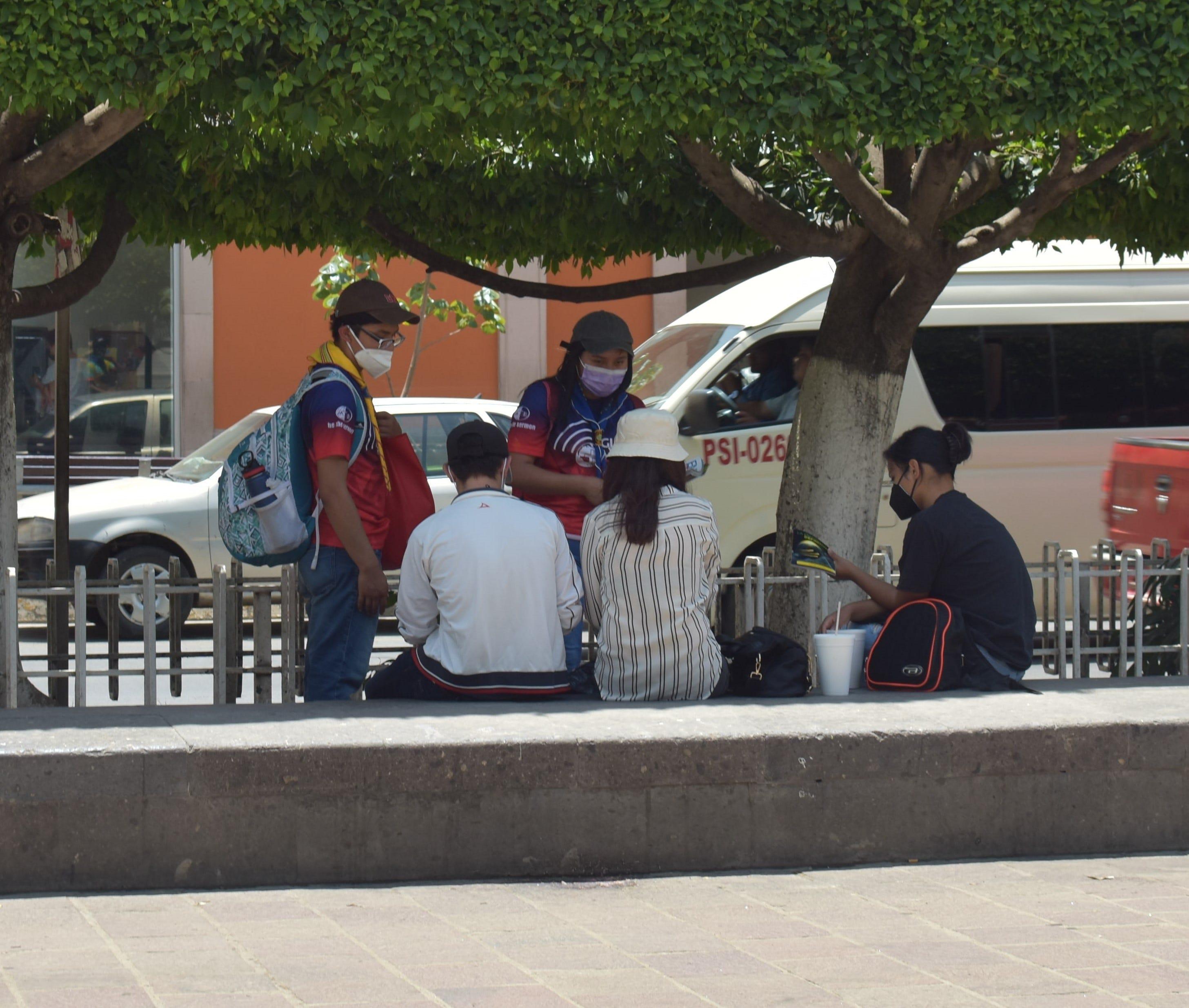 Repartiendo literaturas en la ciudad de Guanajuato. Fotografía por: Ministerio Juvenil Doulos.