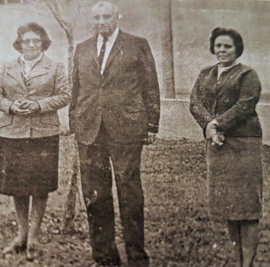 Los Profesores Carmen A. de Rodíguez, Rodolfo Leal Isla y Aurora García de Cruz, en los jardines de la Escuela Normal (ahora Escuela Preparatoria ICF), a principios de los 60´s.