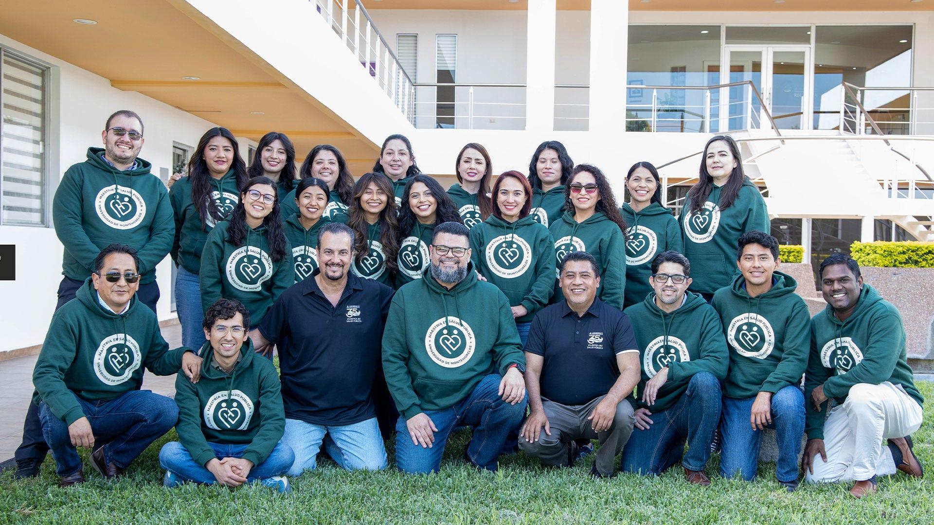 Estudiantes, docentes y egresados de la Maestría en Salud Pública. Fotografía grupal en el marco del aniversario. Fotografía por: Universidad de Montemorelos / Lisandra Vicente.