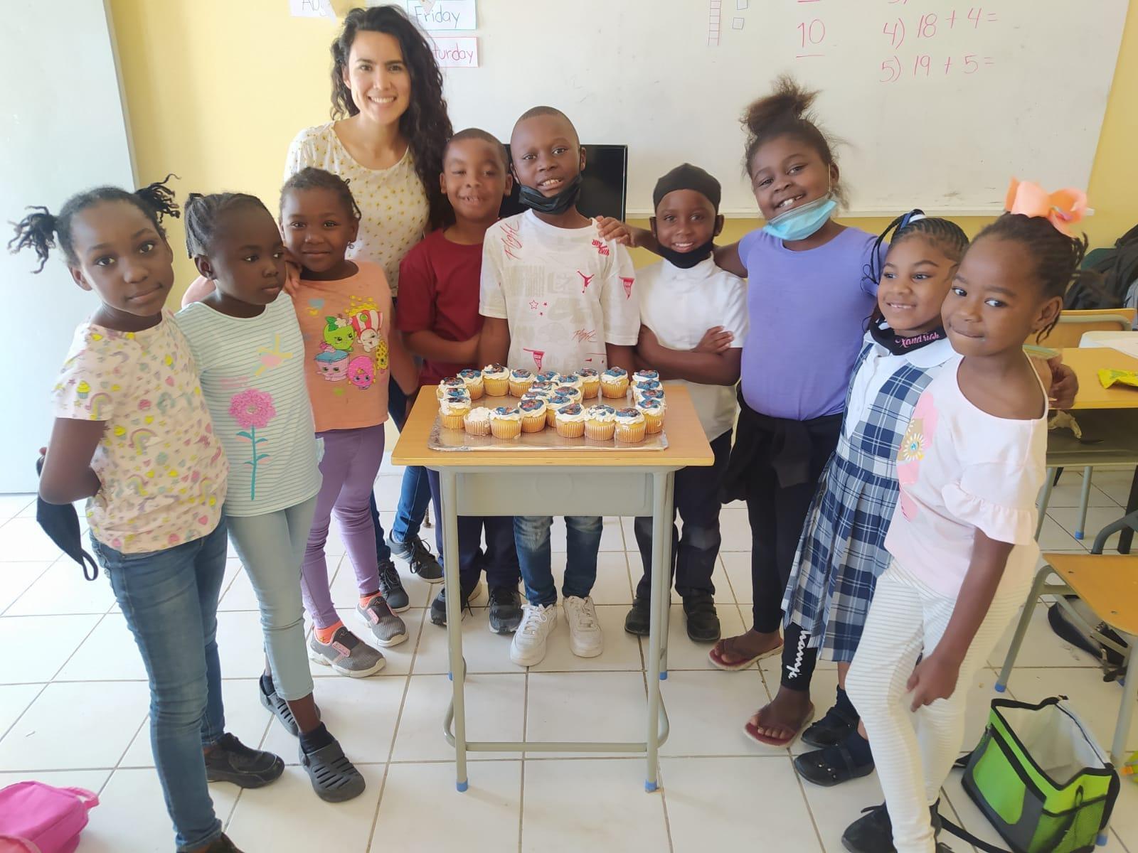 Mariela en clase presencial como maestra de apoyo en primer año y festejo de cumpleaños de uno de los alumnos. Fotografía por: Mariela Colmenero.