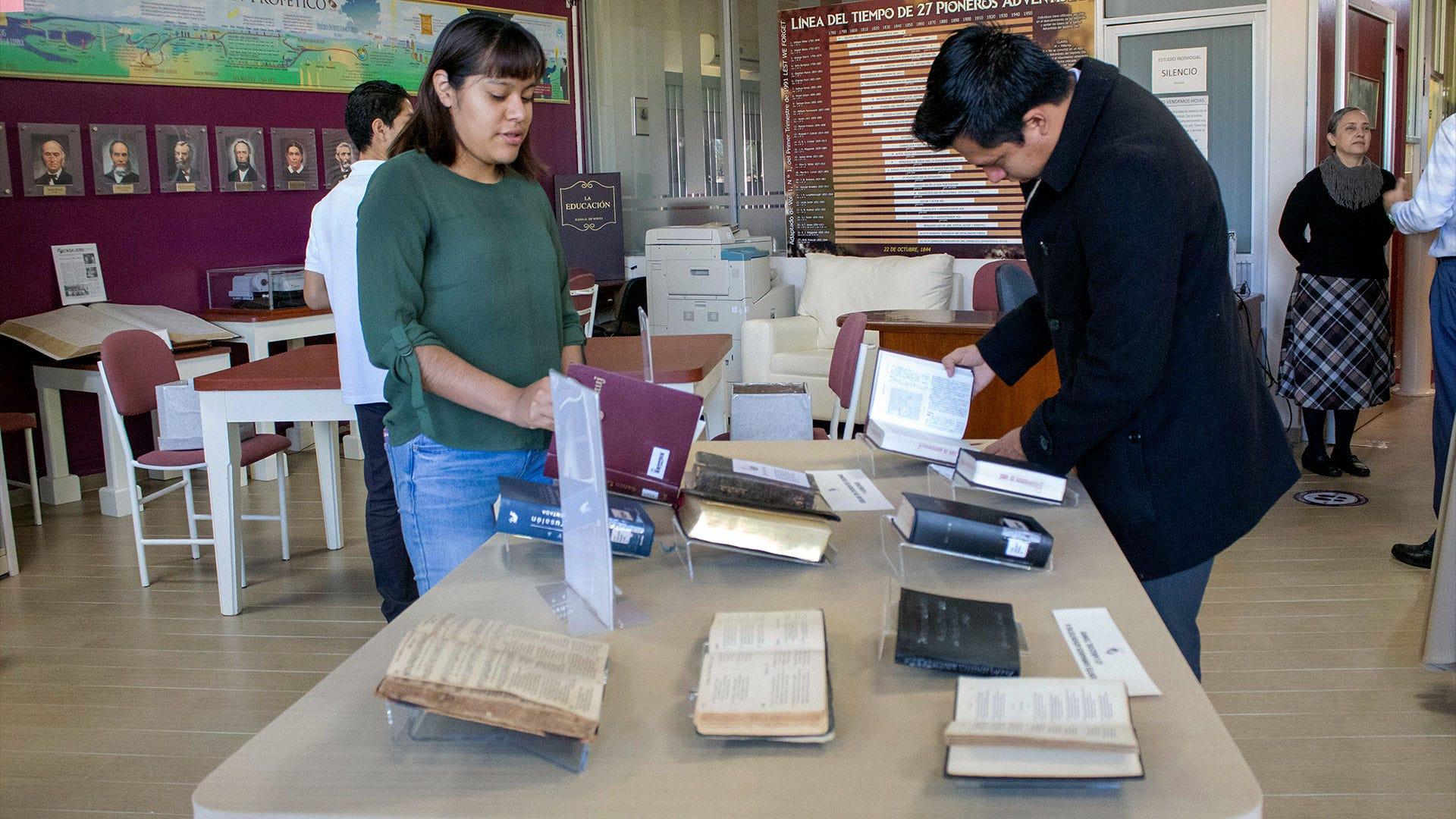 Los asistentes pudieron ver algunas de las Biblias escritas en diferentes idiomas. Fotografía por: Comunciación Institucional / Lisandra Vicente.