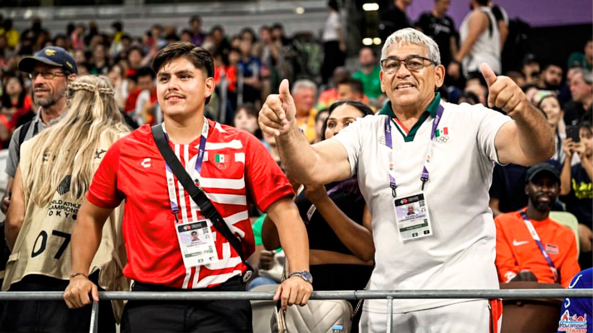 De izquierda a derecha, Franklin Córdova y el entrenador Alejandro Laberdesque, en el Campeonato Mundial de Atletismo 2025 en Tokio. Fotografía cortesía de Franklin Córdova.