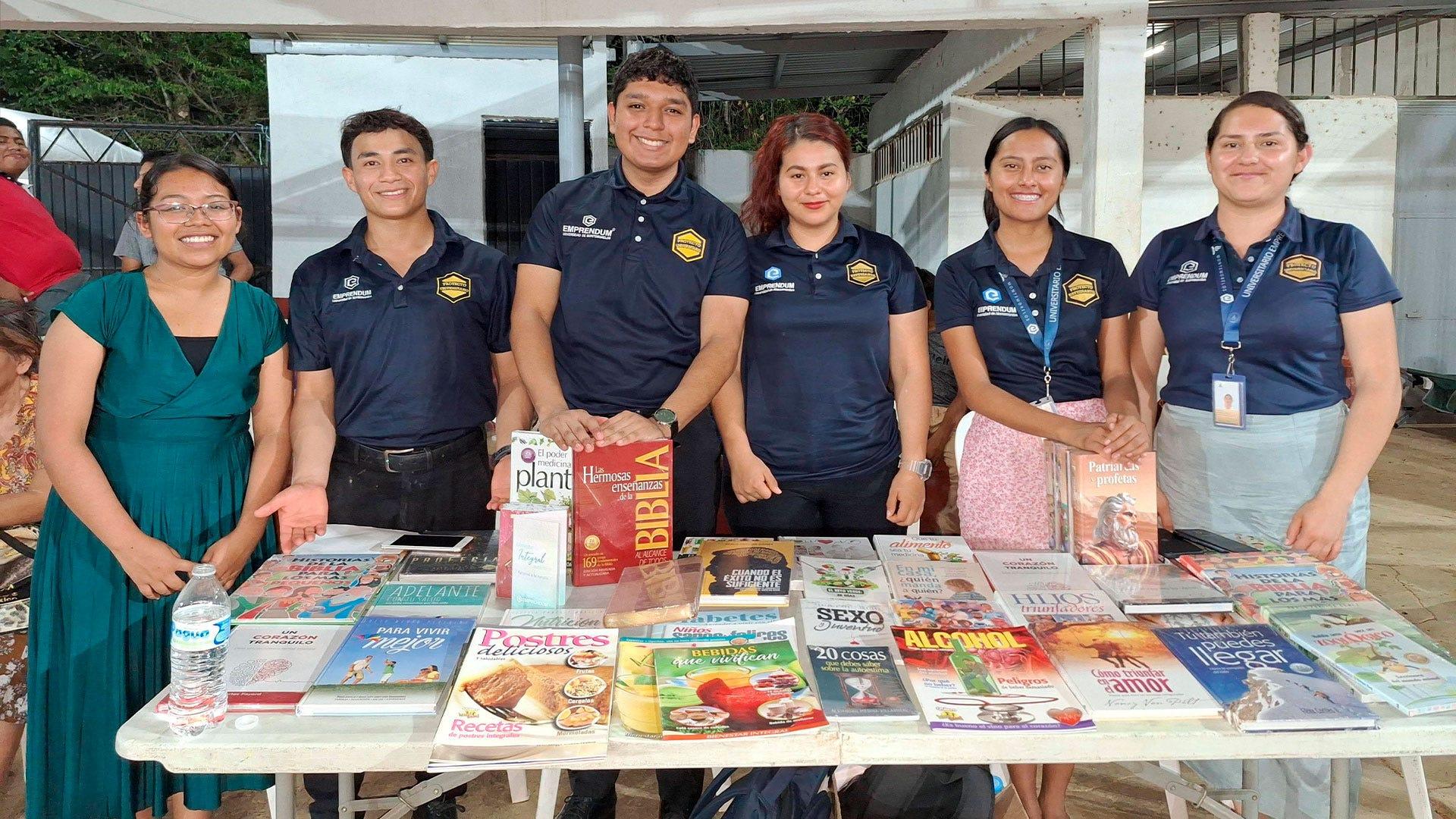 De izquierda a derecha, Estrella Reyes (Música); Jefté Torres, (Ciencias Naturales); Adrian Palestina (Teología); Damaris Pascacio (Medicina); Judith Miguel (Nutrición) y Jaquelin Hernández (Jaquelin Hernández), Colportando en Teapa, Tabasco, verano 2024. Fotografía cortesía de Estrella Reyes.