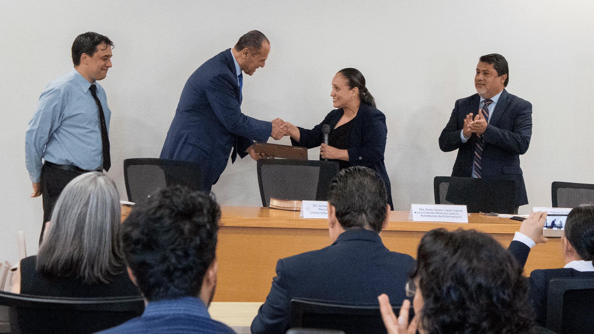 Durante la entrega del reconocimiento de la acreditación de COMACE. Fotografía por: Universidad de Montemorelos / Lisandra Vicente.