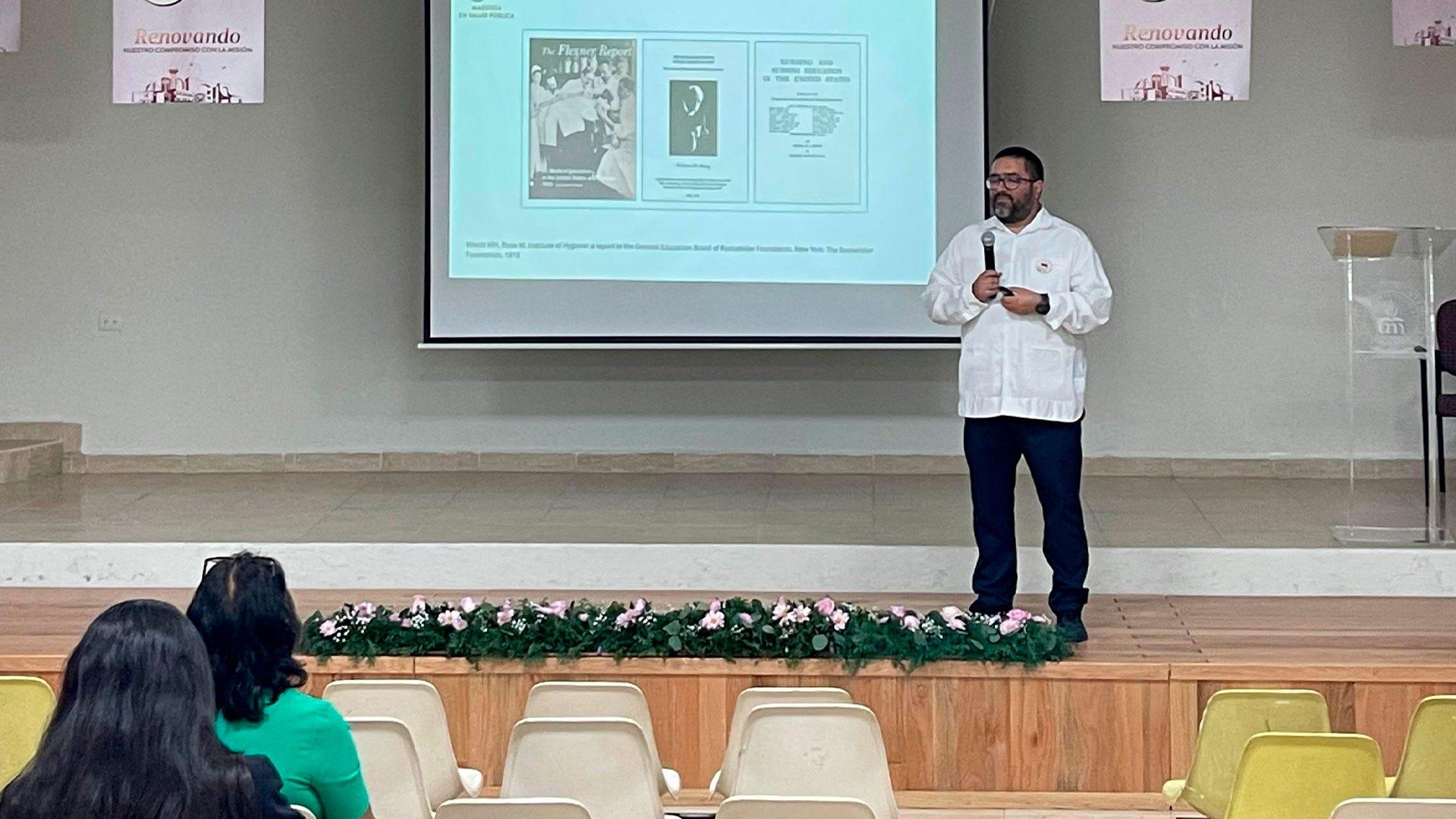 El Dr. Gener Avilés, destacado académico en ciencias médicas y analítica de datos, fue el ponente invitado para la jornada académica. Fotografía por: Universidad de Montemorelos / Liz Ríos.