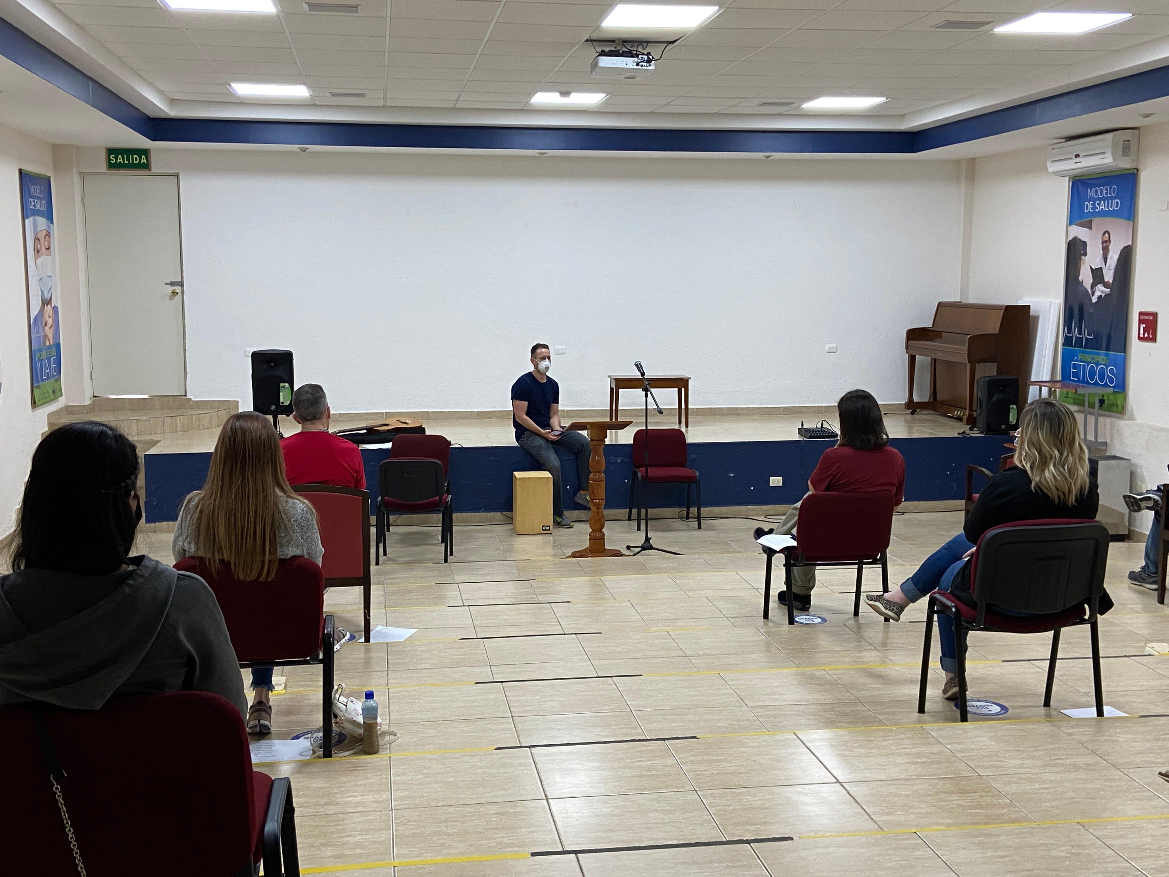 Personal médico y de apoyo en reunión previo al inicio de un día de cirugías.