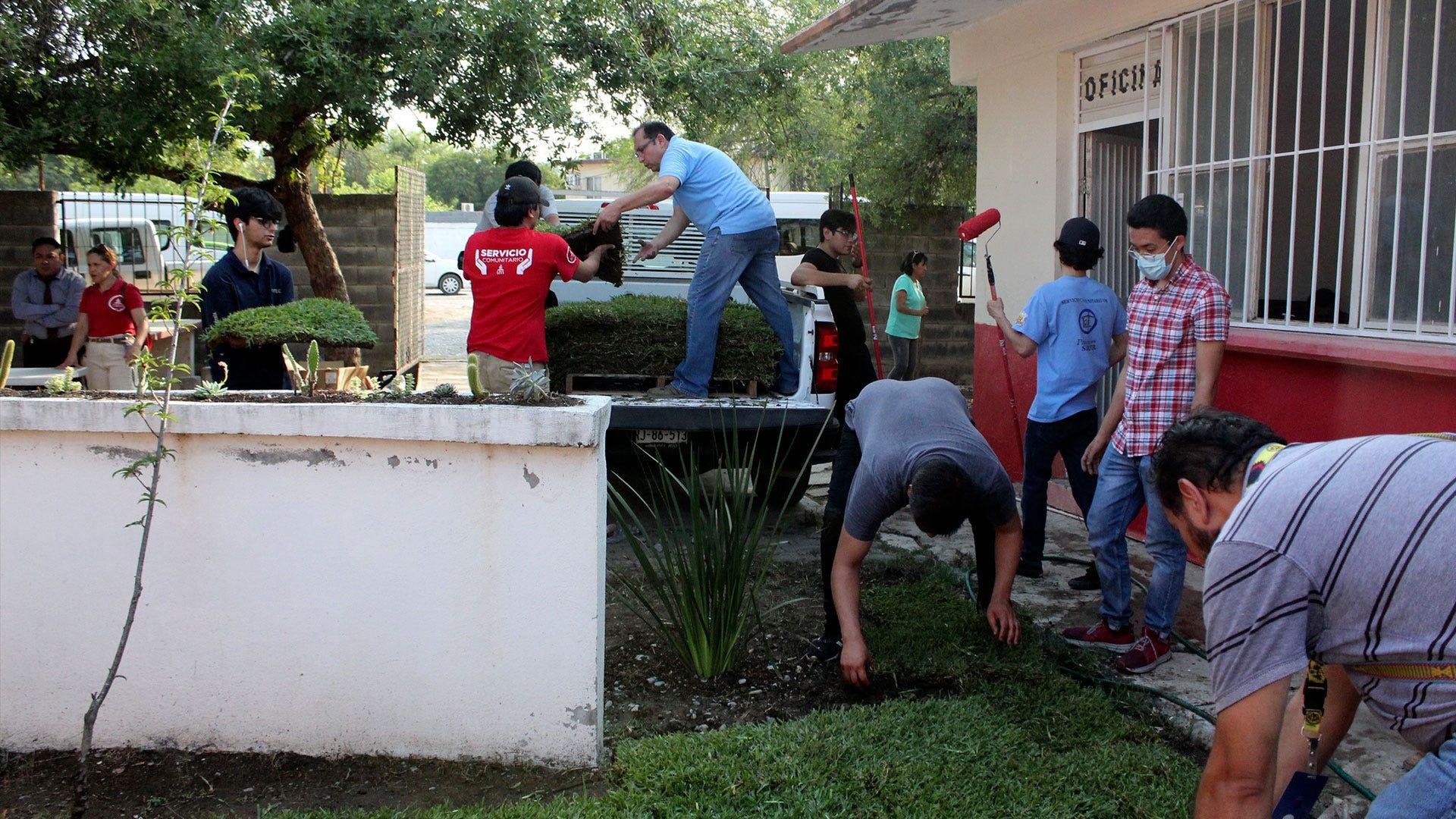 Estudiantes de la FITEC en servicio a la comunidad. Fotografía por: Comunicación Institucional.